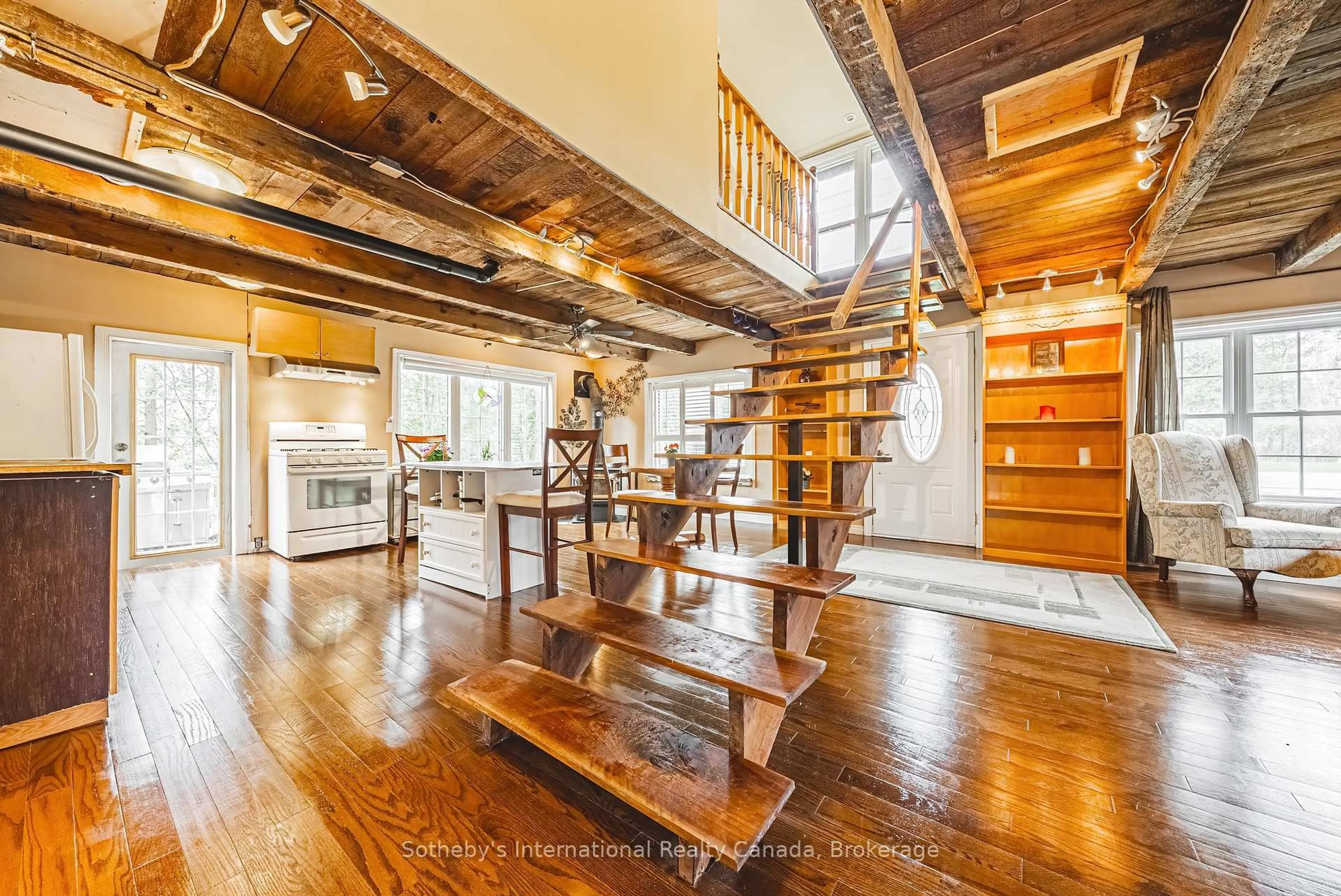 Indoor foyer for 1680 Old Brock St, Norfolk Ontario N0E 1W0