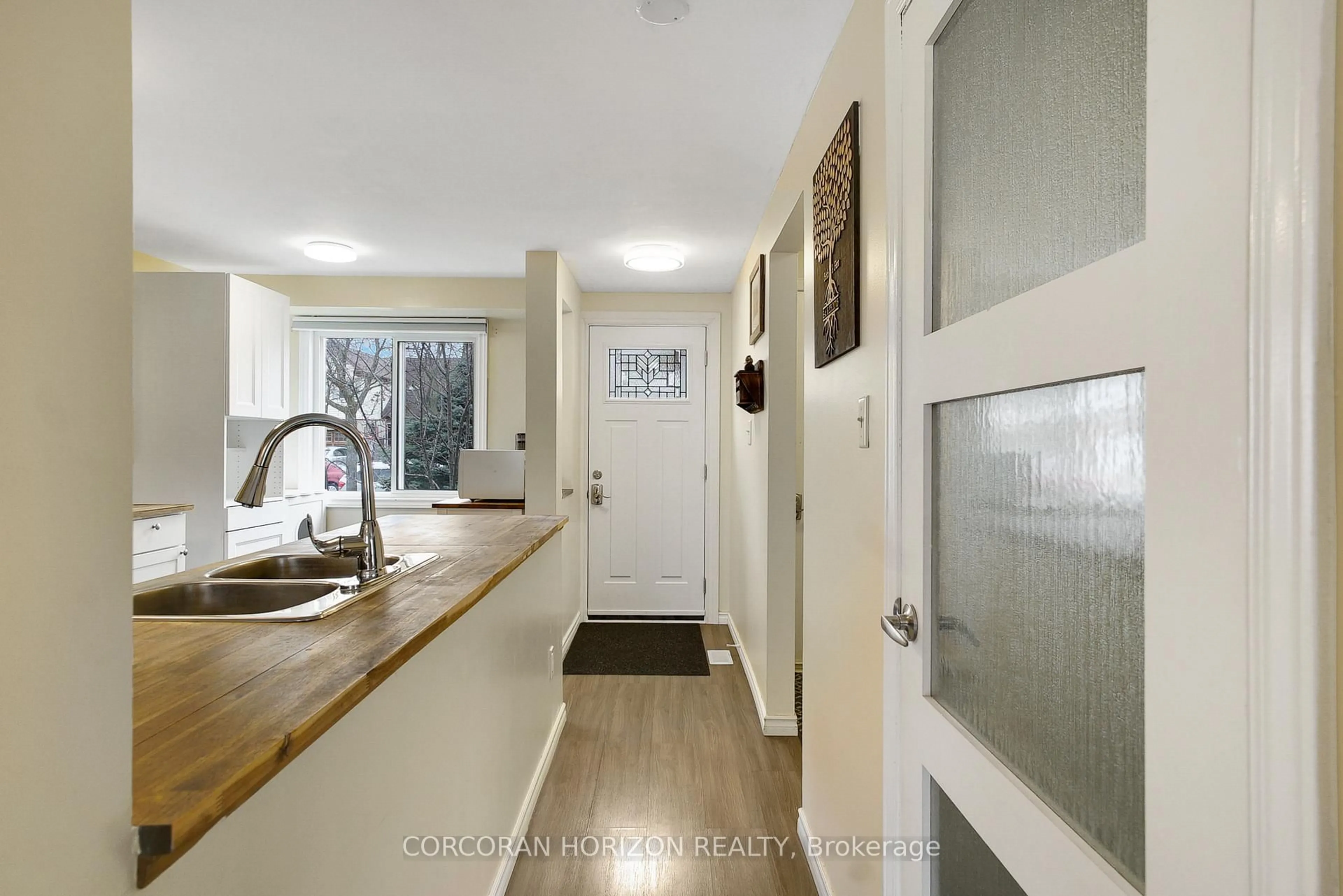 Indoor entryway for 34 Camrose Crt, Kitchener Ontario N2M 5J5