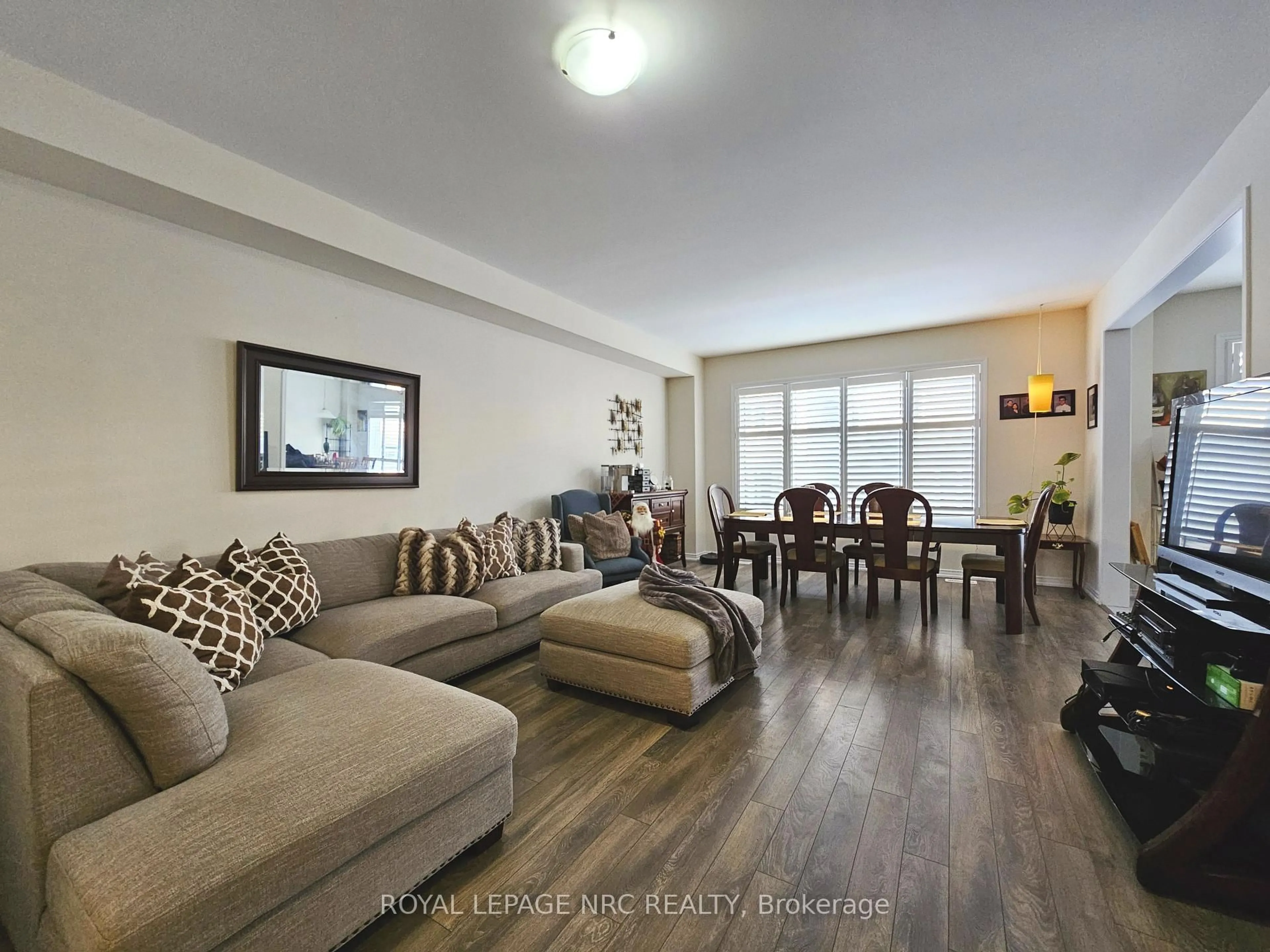 Living room with furniture, wood/laminate floor for 04 Vaughn Dr, Thorold Ontario L3B 0G7
