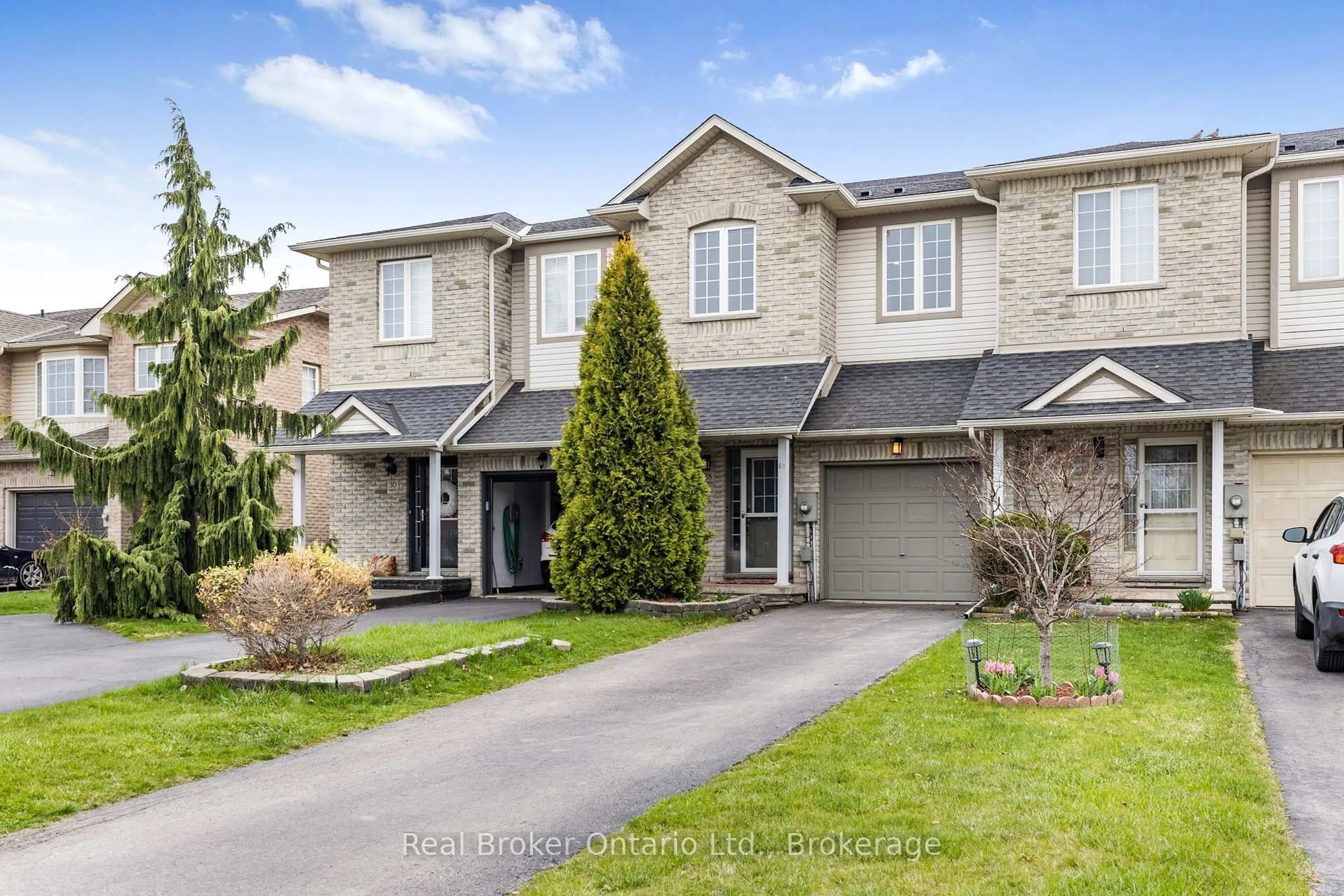 A pic from outside/outdoor area/front of a property/back of a property/a pic from drone, street for 28 Whitefish Cres, Hamilton Ontario L8E 6G8