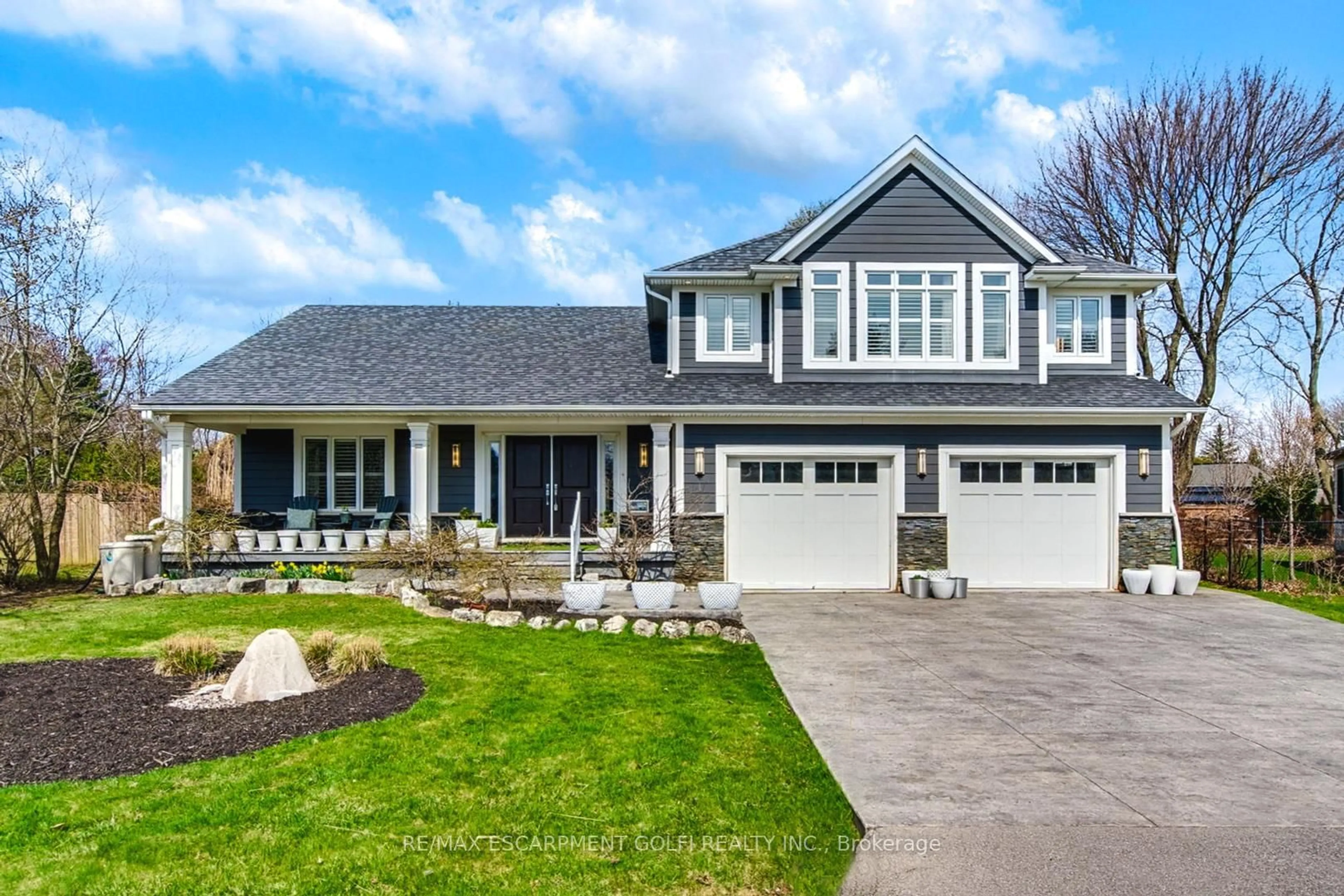 Home with vinyl exterior material, street for 106 CUMMING Crt, Hamilton Ontario L9G 1V3