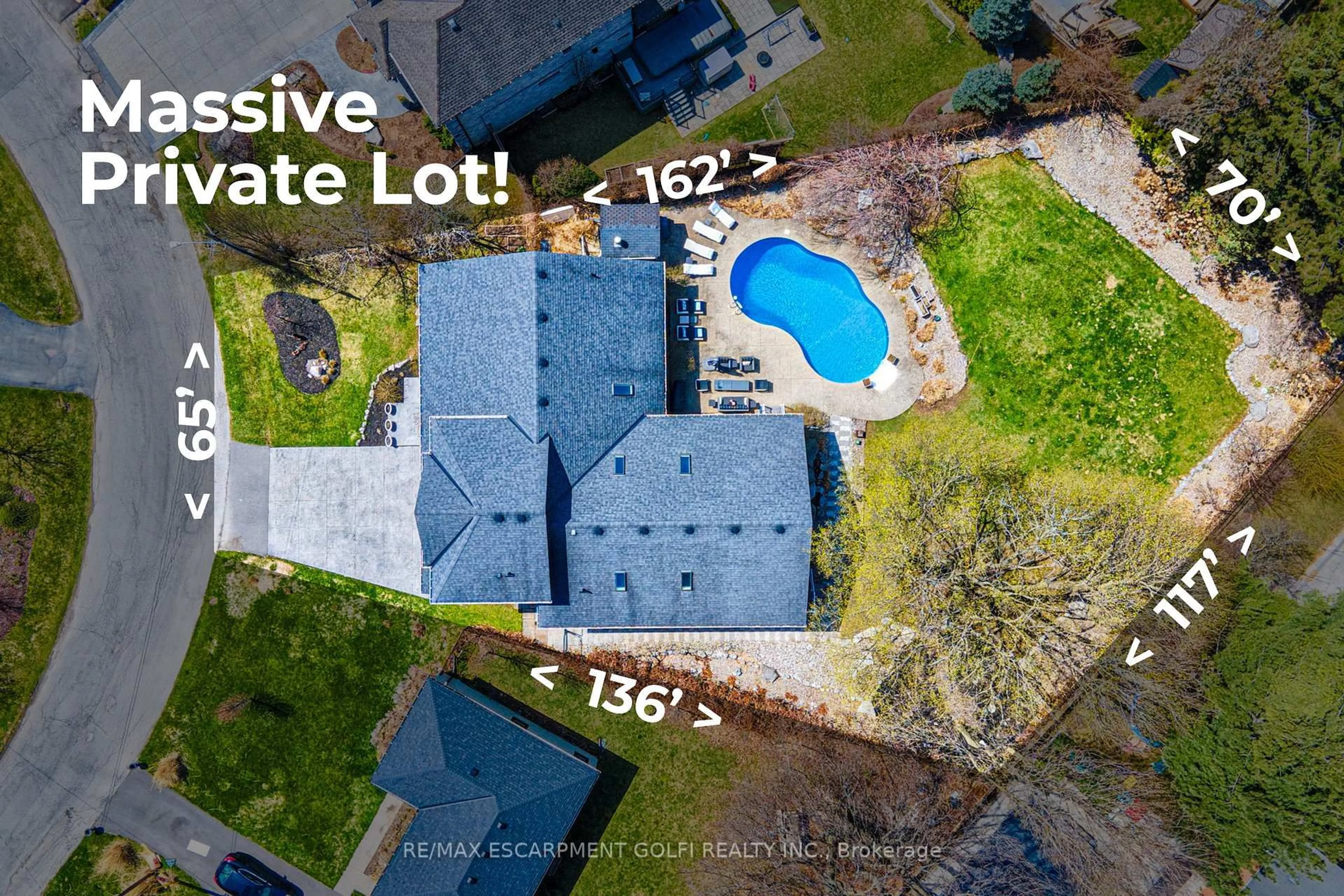 A pic from outside/outdoor area/front of a property/back of a property/a pic from drone, water/lake/river/ocean view for 106 CUMMING Crt, Hamilton Ontario L9G 1V3