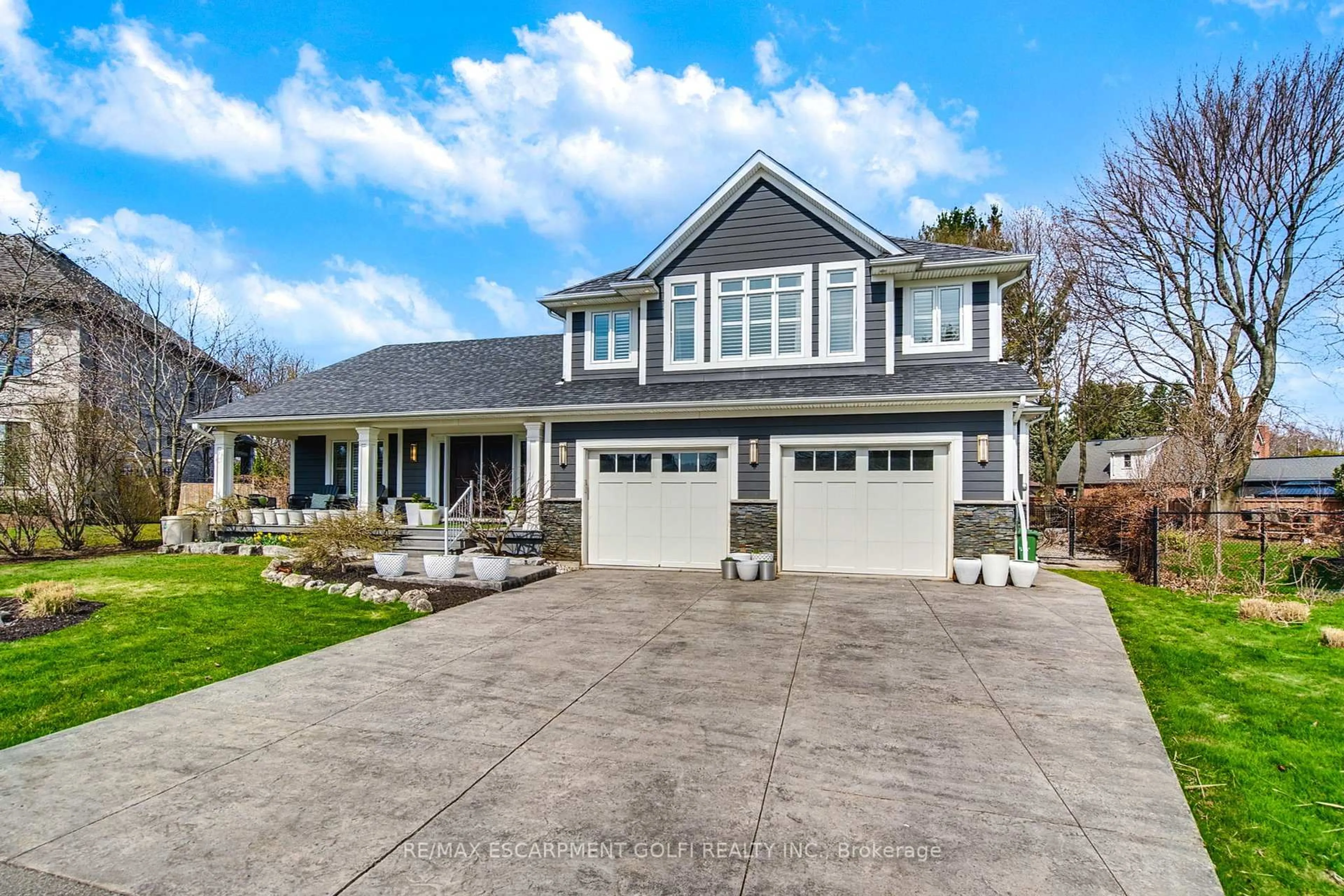 Home with vinyl exterior material, street for 106 CUMMING Crt, Hamilton Ontario L9G 1V3