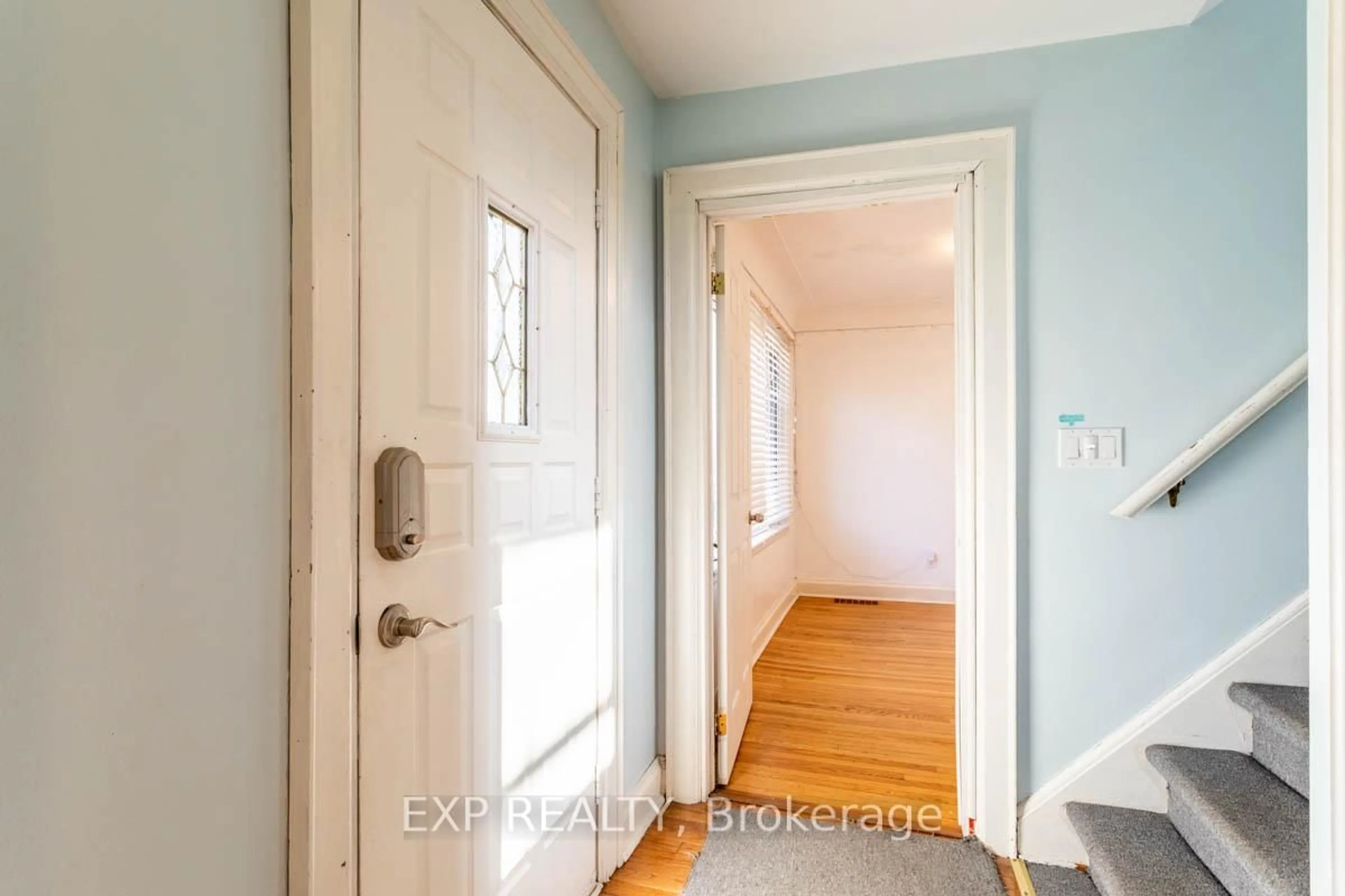 Indoor entryway for 17 Thorndale St, Hamilton Ontario L8S 3K5
