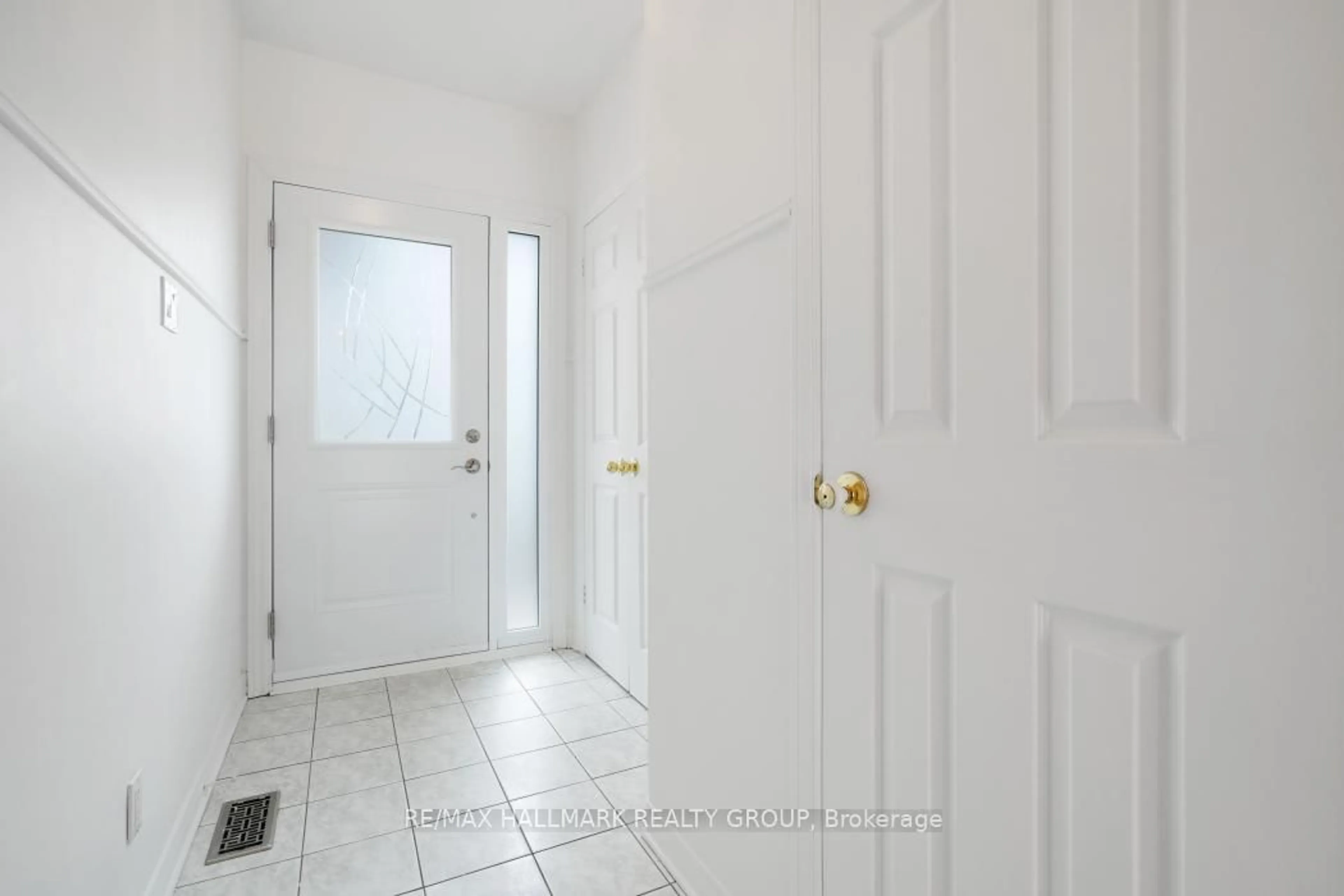 Indoor entryway for 97 Forestglade Cres, Ottawa Ontario K1G 6A6