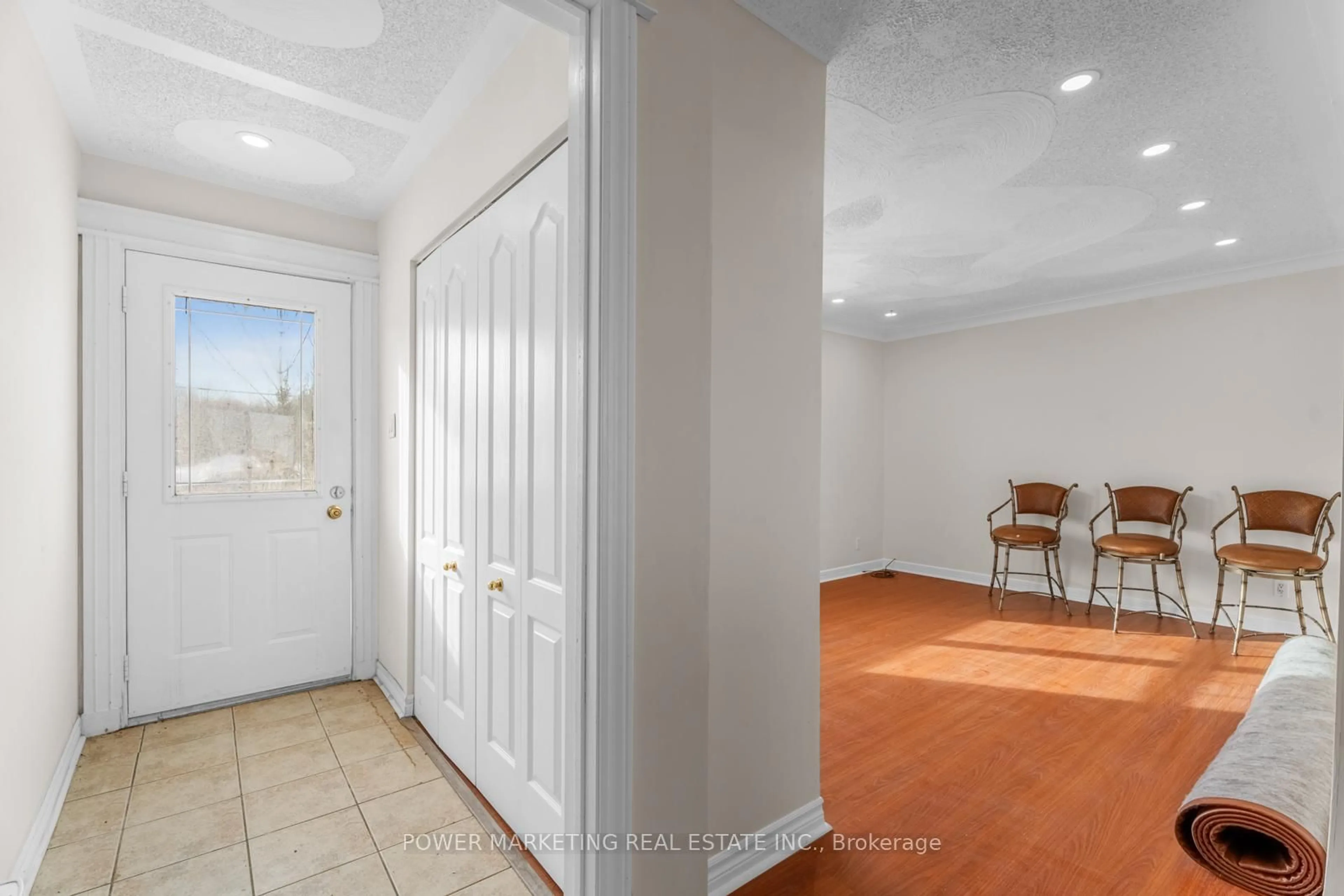 Indoor entryway for 5409 BOUNDARY Rd, Ottawa Ontario K4B 1P6