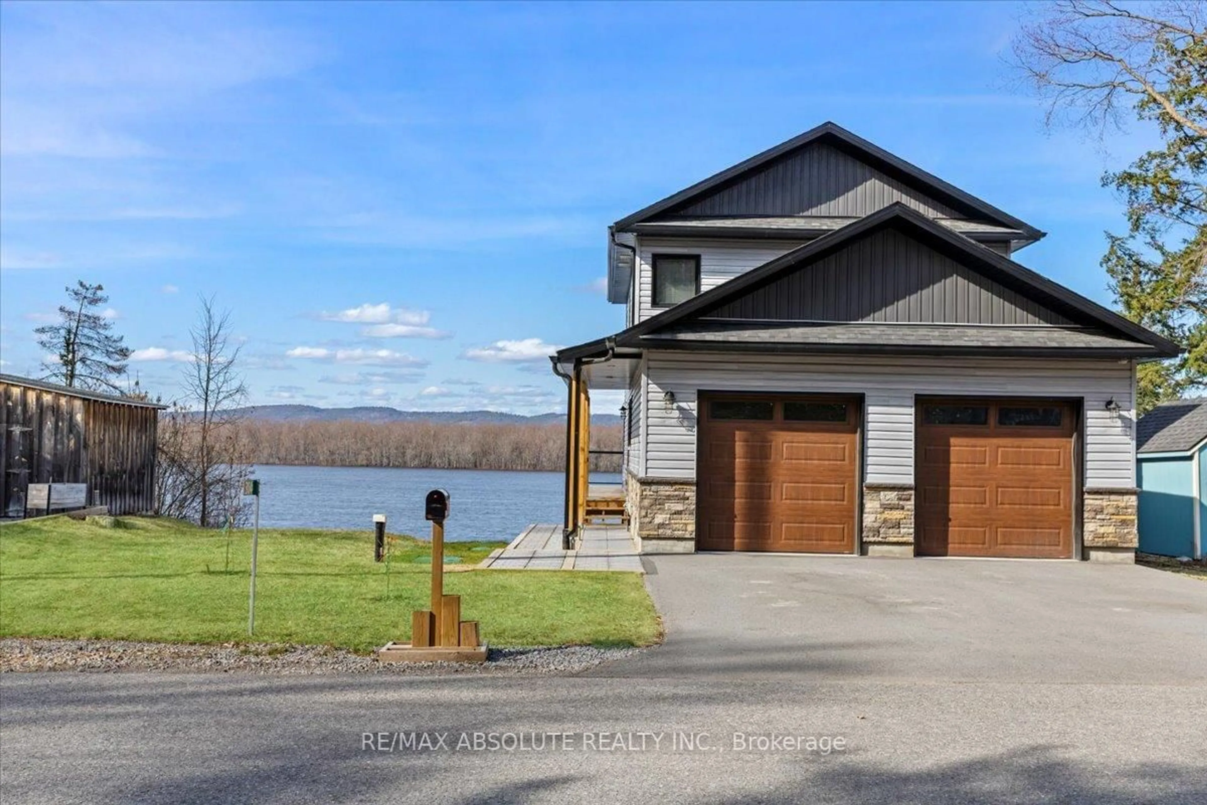 Indoor garage for 304 Riverwood Dr, Ottawa Ontario K0A 3M0