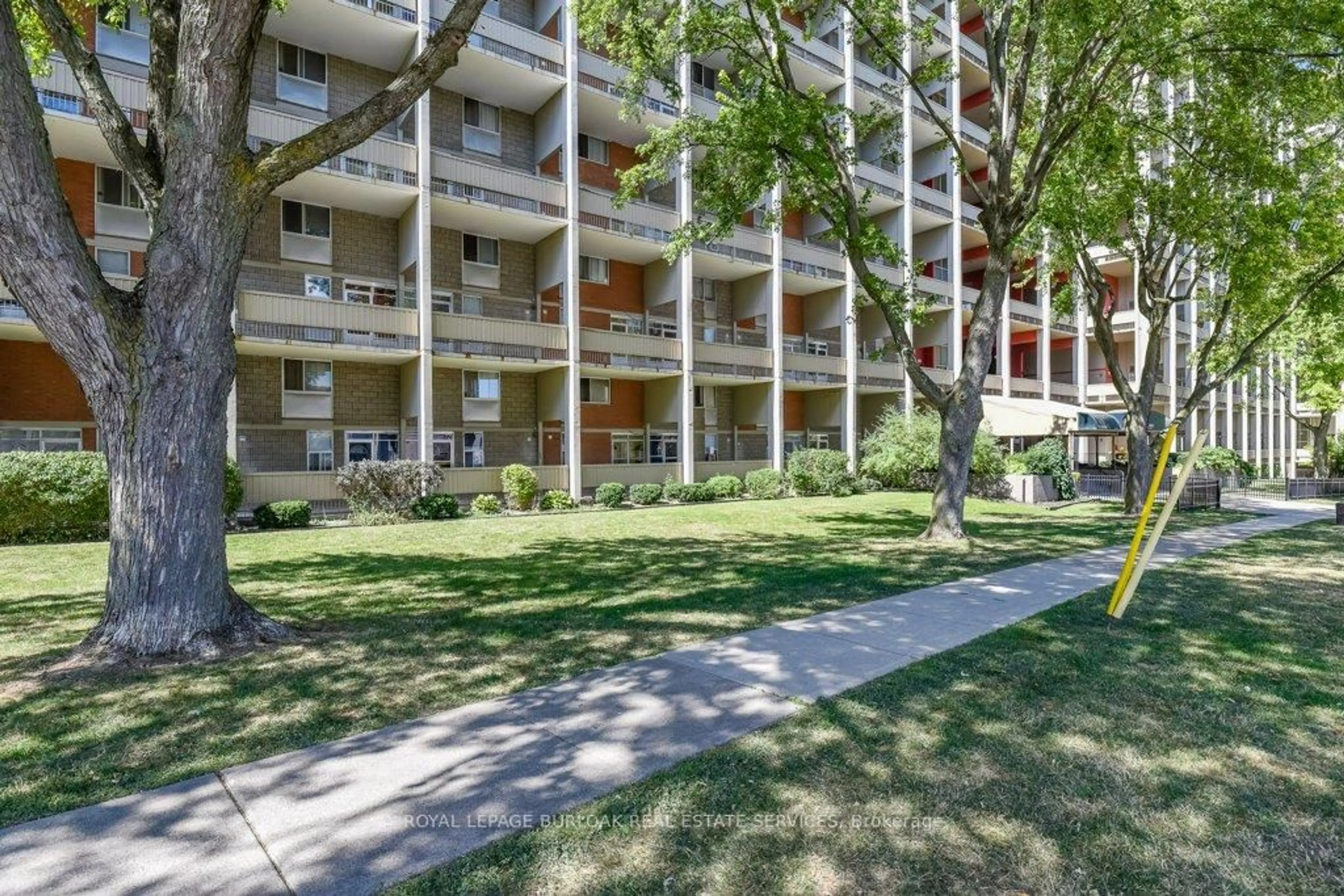 Patio, street for 350 Quigley Rd #522, Hamilton Ontario L8K 5N2