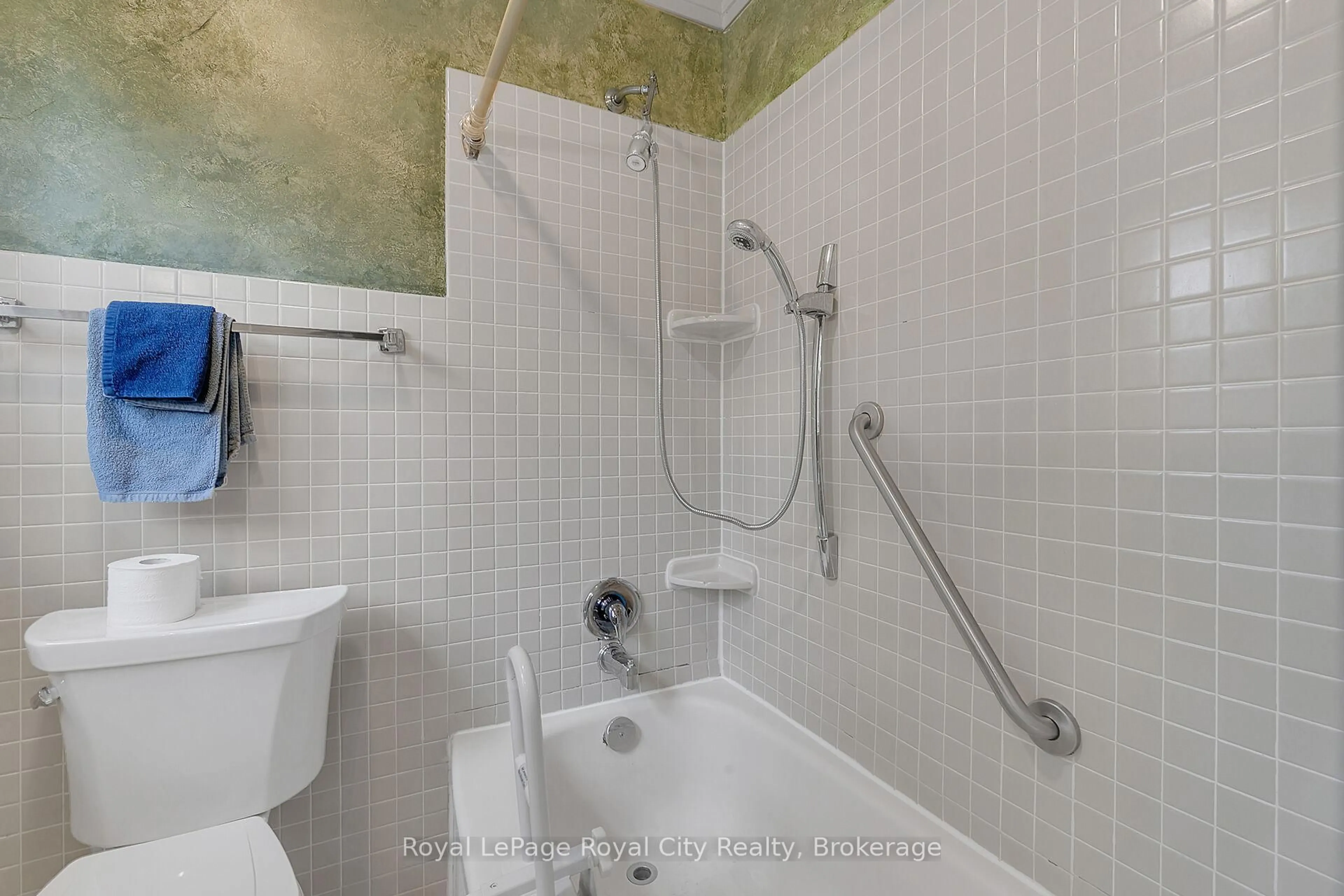 Standard bathroom, ceramic/tile floor for 18 Kathleen St, Guelph Ontario N1H 4Y2