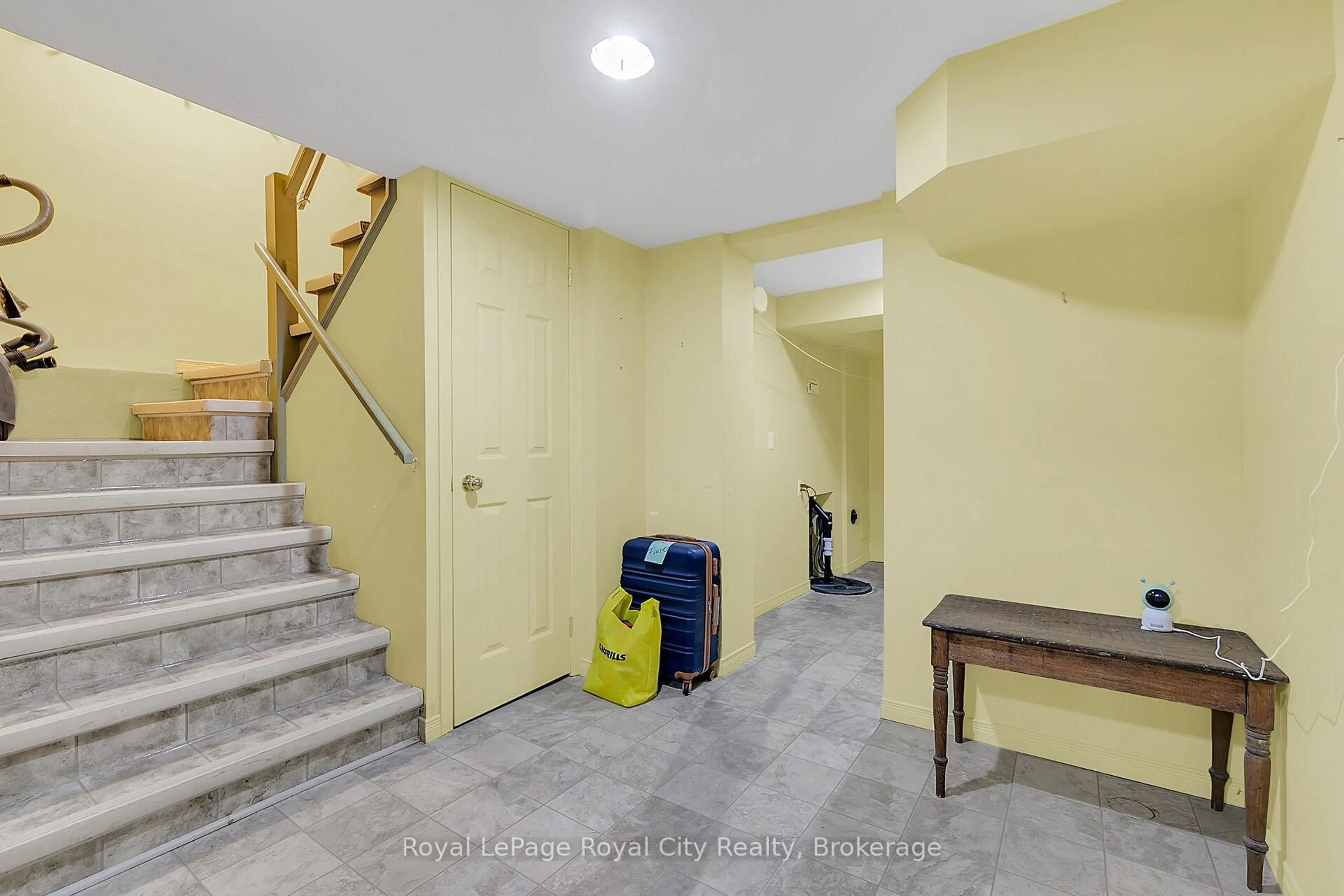 Indoor foyer for 18 Kathleen St, Guelph Ontario N1H 4Y2