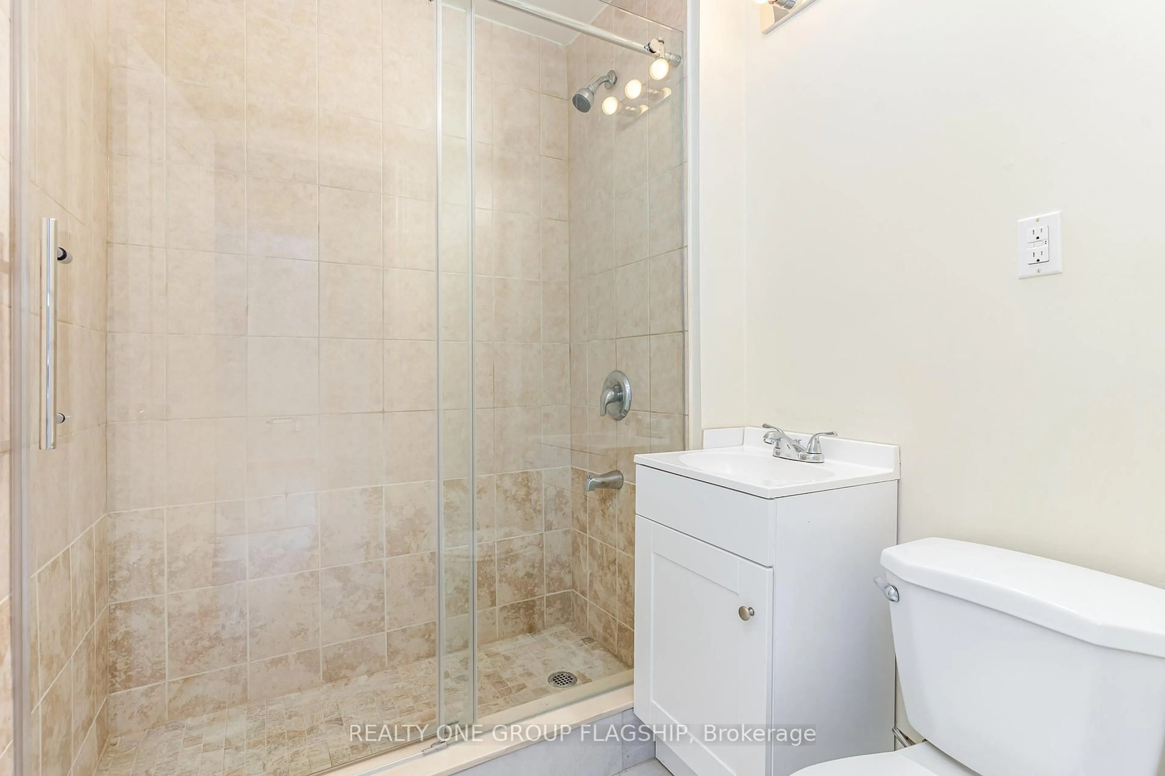 Standard bathroom, ceramic/tile floor for 80 Glennie Ave, Hamilton Ontario L8H 5V9