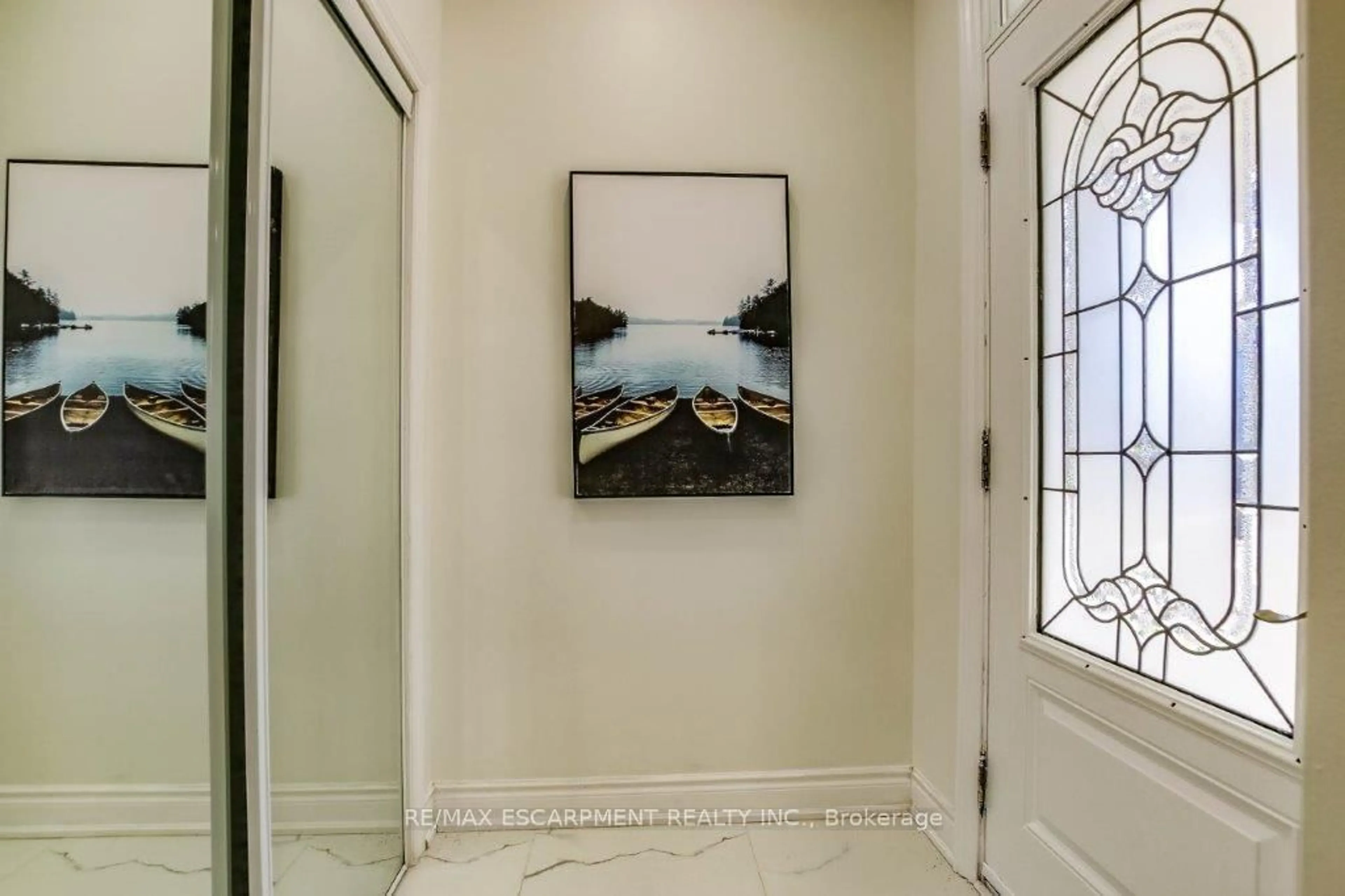 Indoor entryway for 315 SIMCOE St, Woodstock Ontario N4S 1J2