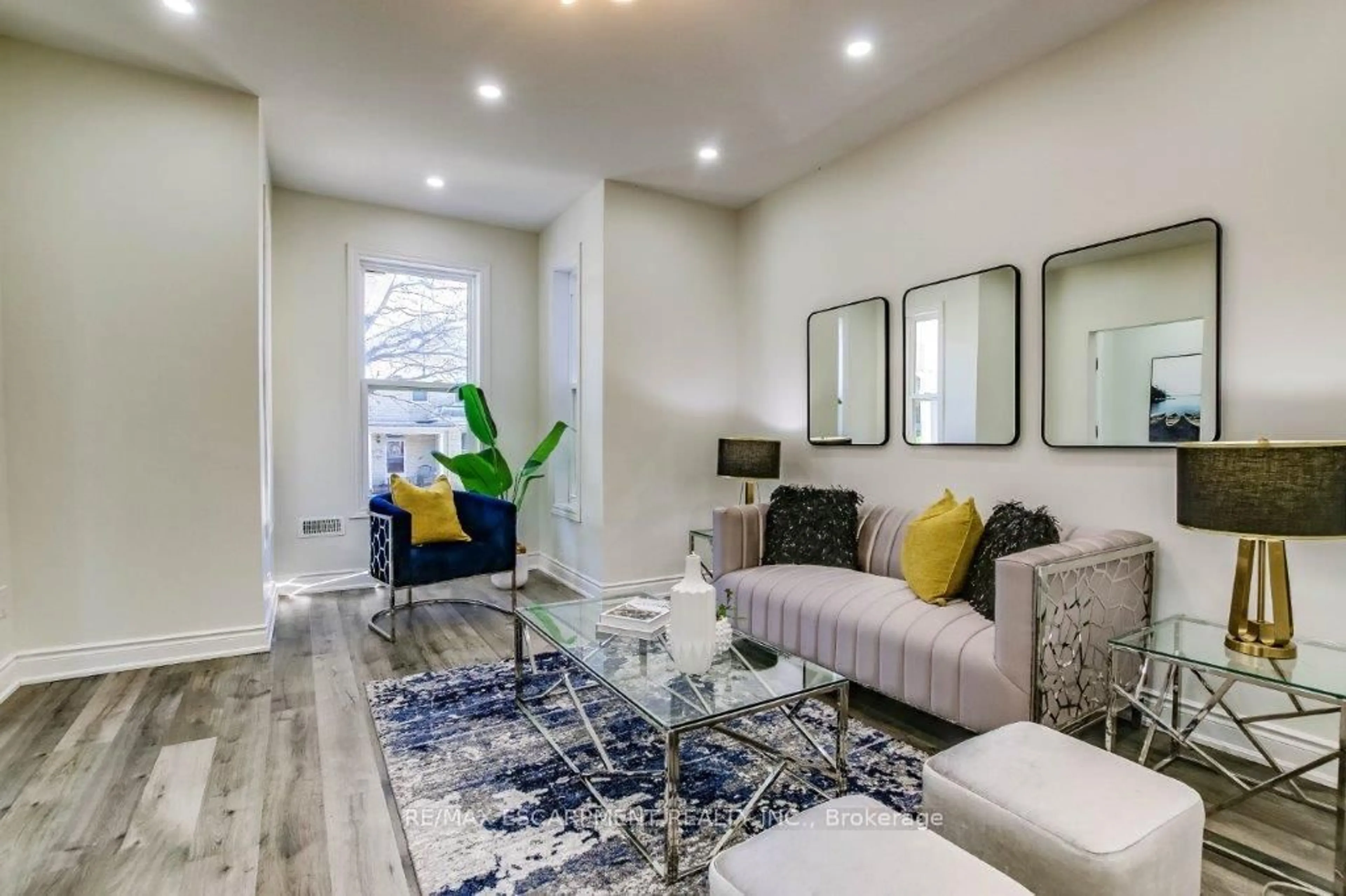Living room with furniture, unknown for 315 SIMCOE St, Woodstock Ontario N4S 1J2