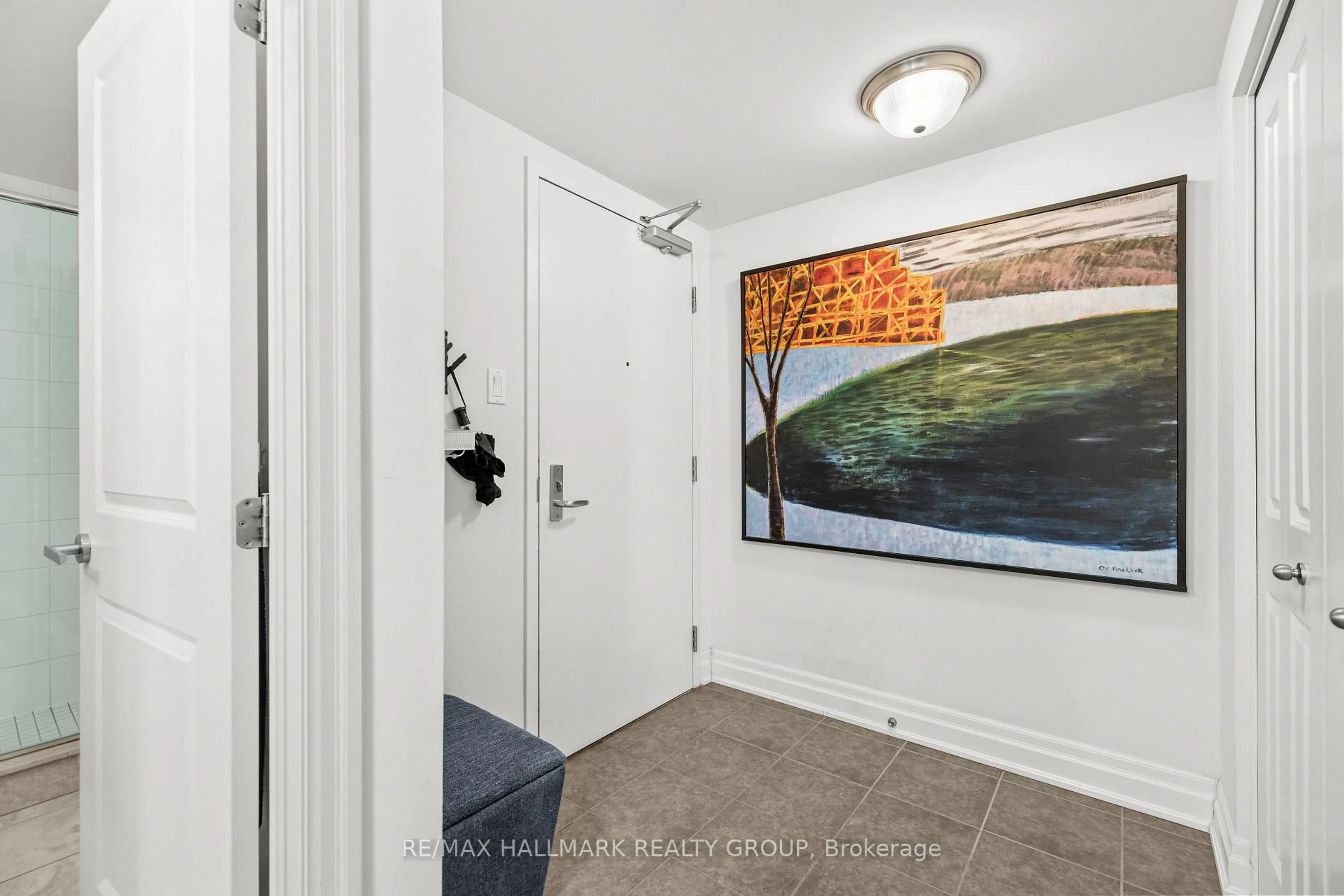 Indoor entryway for 90 Landry St #1304, Ottawa Ontario K1L 0A9