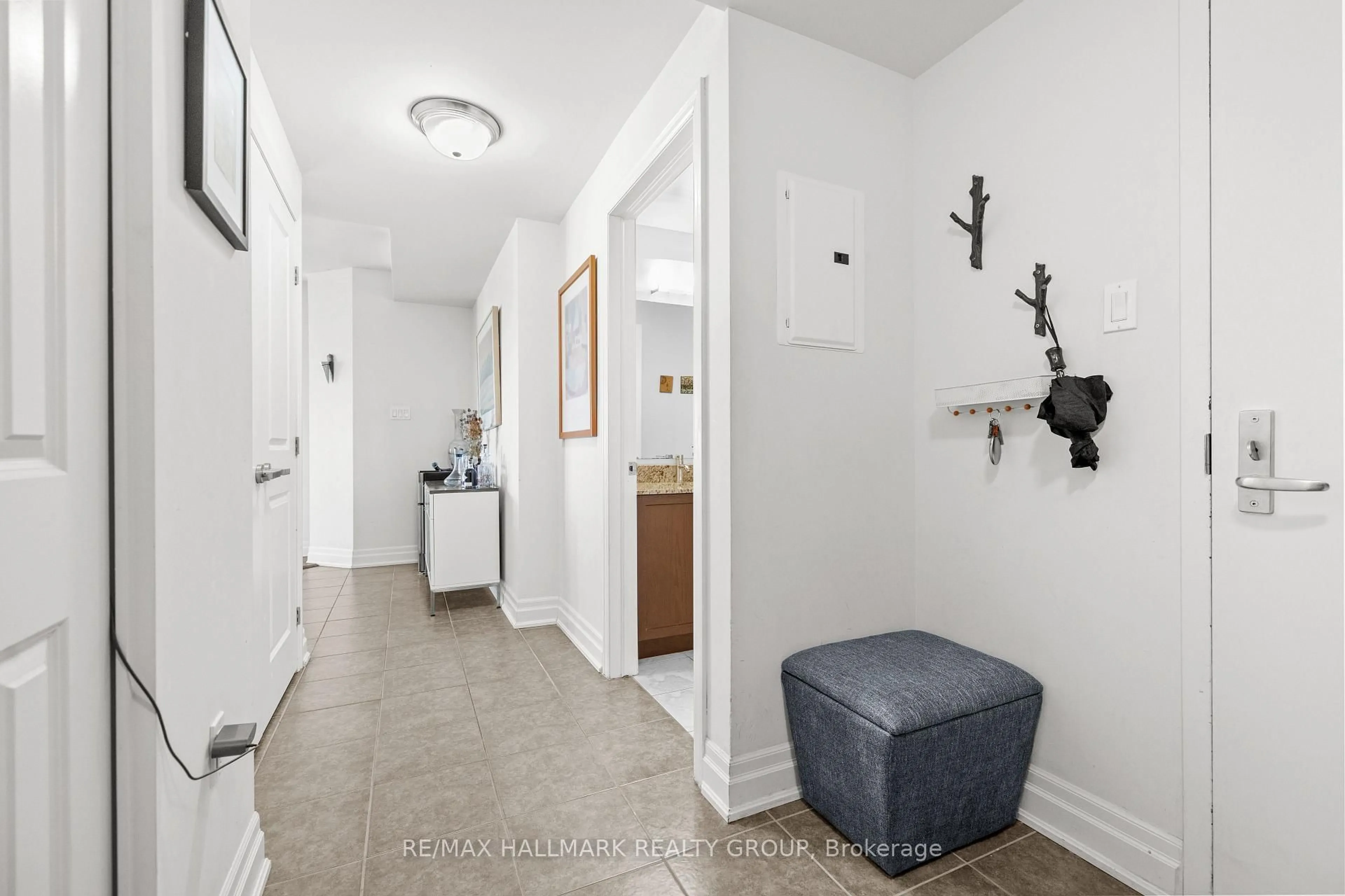 Indoor entryway for 90 Landry St #1304, Ottawa Ontario K1L 0A9