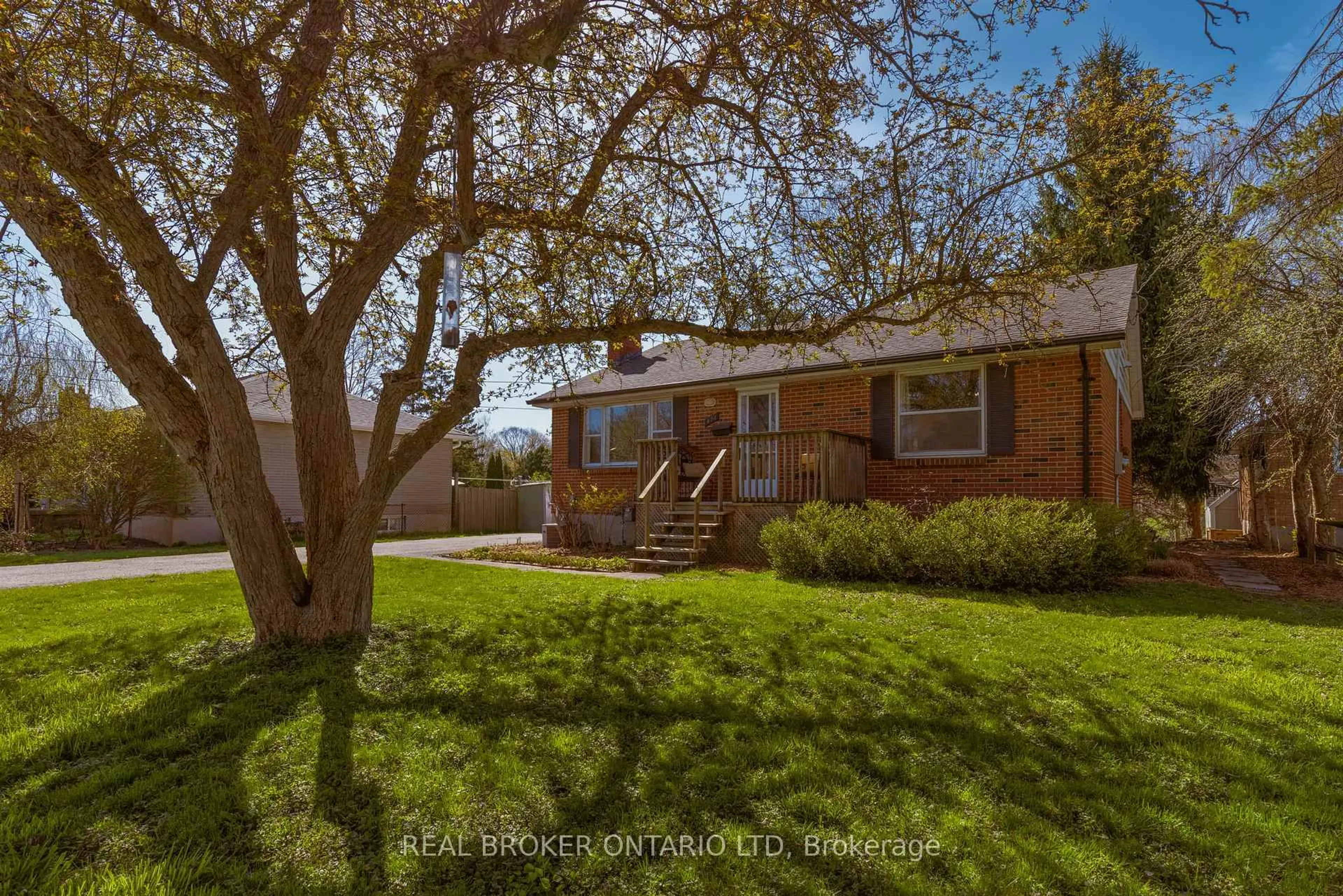 A pic from outside/outdoor area/front of a property/back of a property/a pic from drone, street for 422 Darlene Cres, London South Ontario N6J 1B3