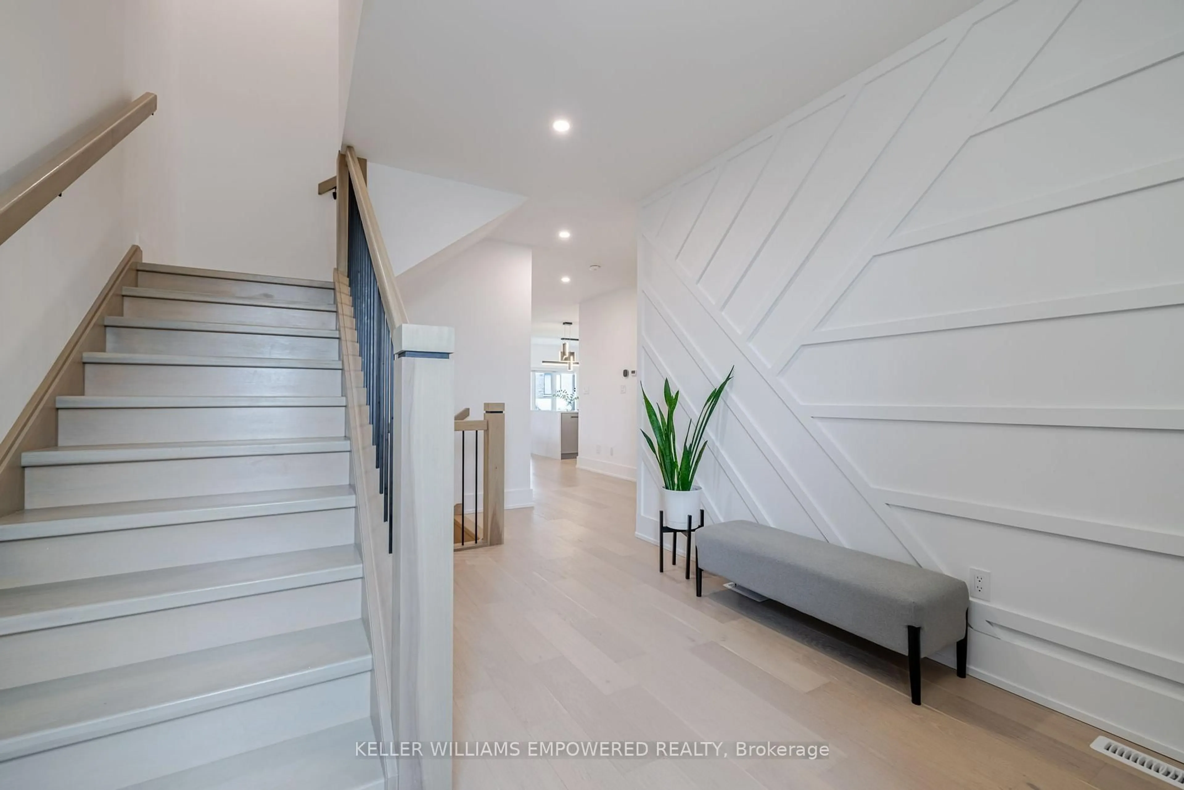 Indoor foyer for 1611 Upper West Ave, London South Ontario N6K 0M2