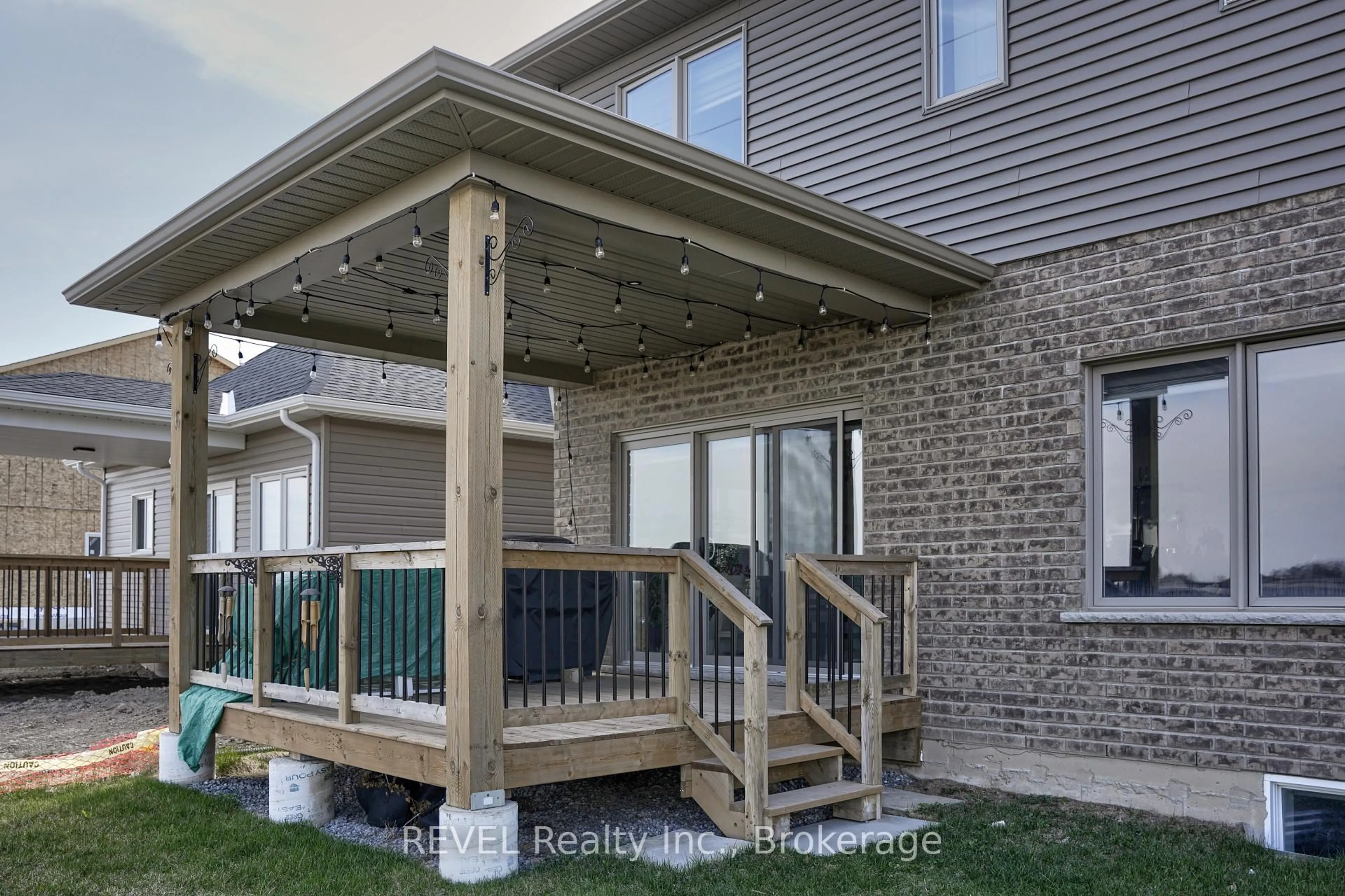 Patio, unknown for 29 Elvira Way, Thorold Ontario L2V 0M7