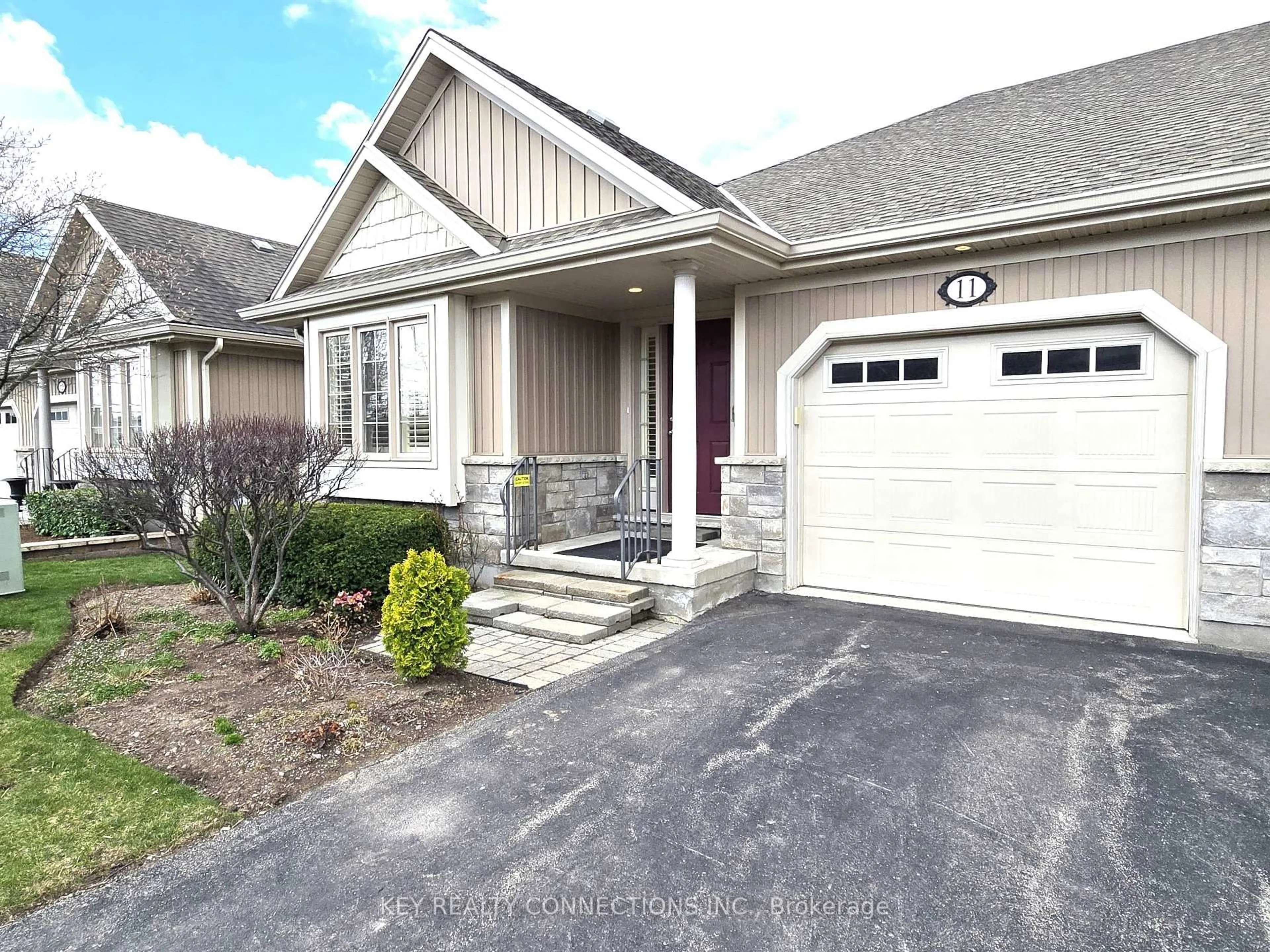 Home with vinyl exterior material, street for 603 Welland Ave #11, St. Catharines Ontario L2M 0A6
