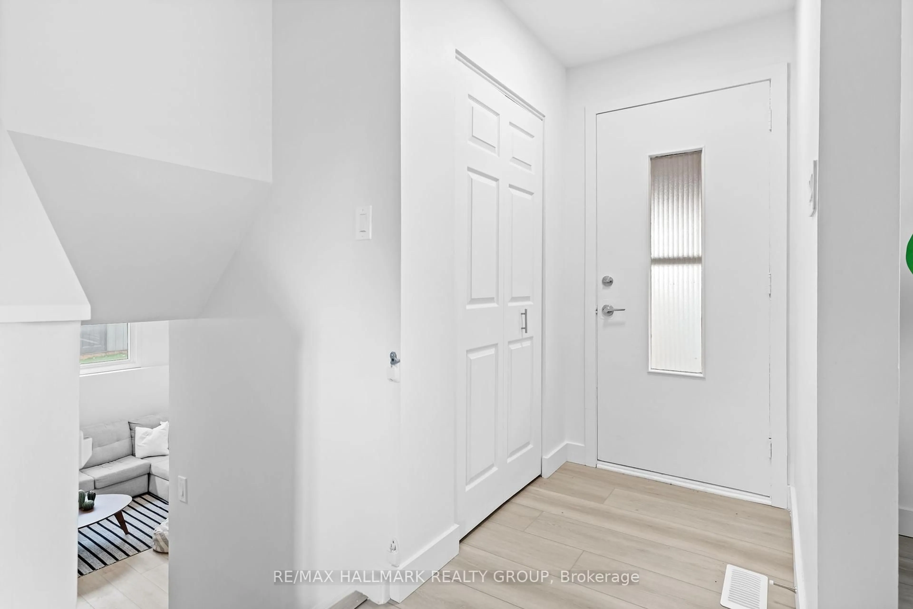 Indoor entryway for 85 Village Green N/A, Ottawa Ontario K2L 1J8