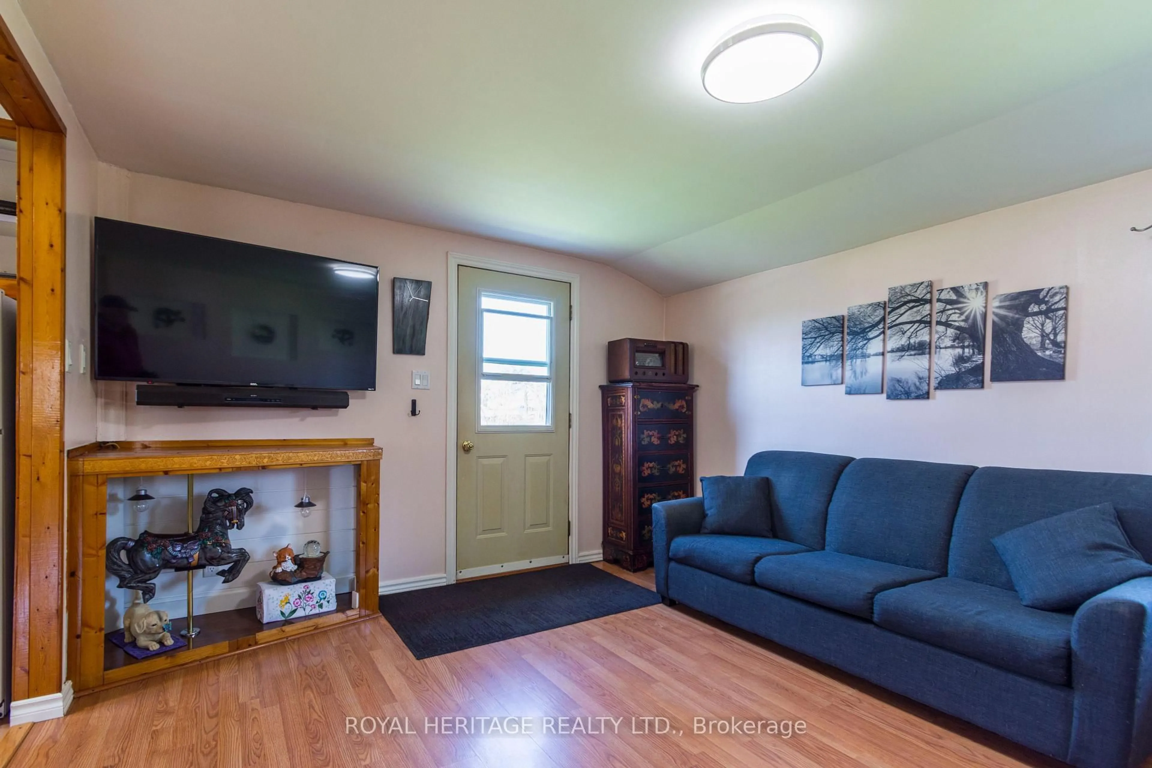 Living room with furniture, unknown for 49 Hill Rd, Ingleside Ontario K8V 5P4