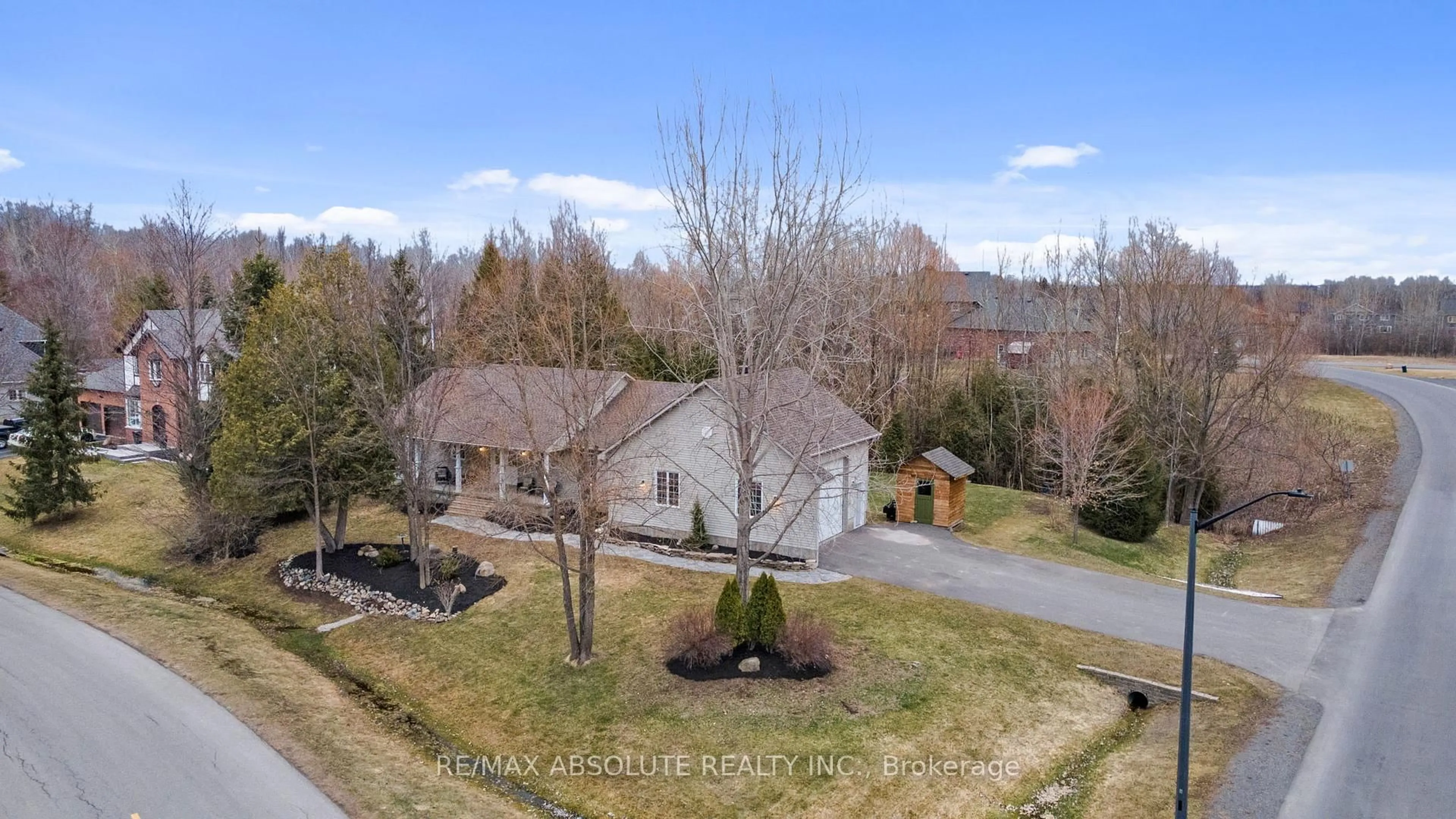 A pic from outside/outdoor area/front of a property/back of a property/a pic from drone, street for 1601 Shauna Cres, Ottawa Ontario K4P 1M8