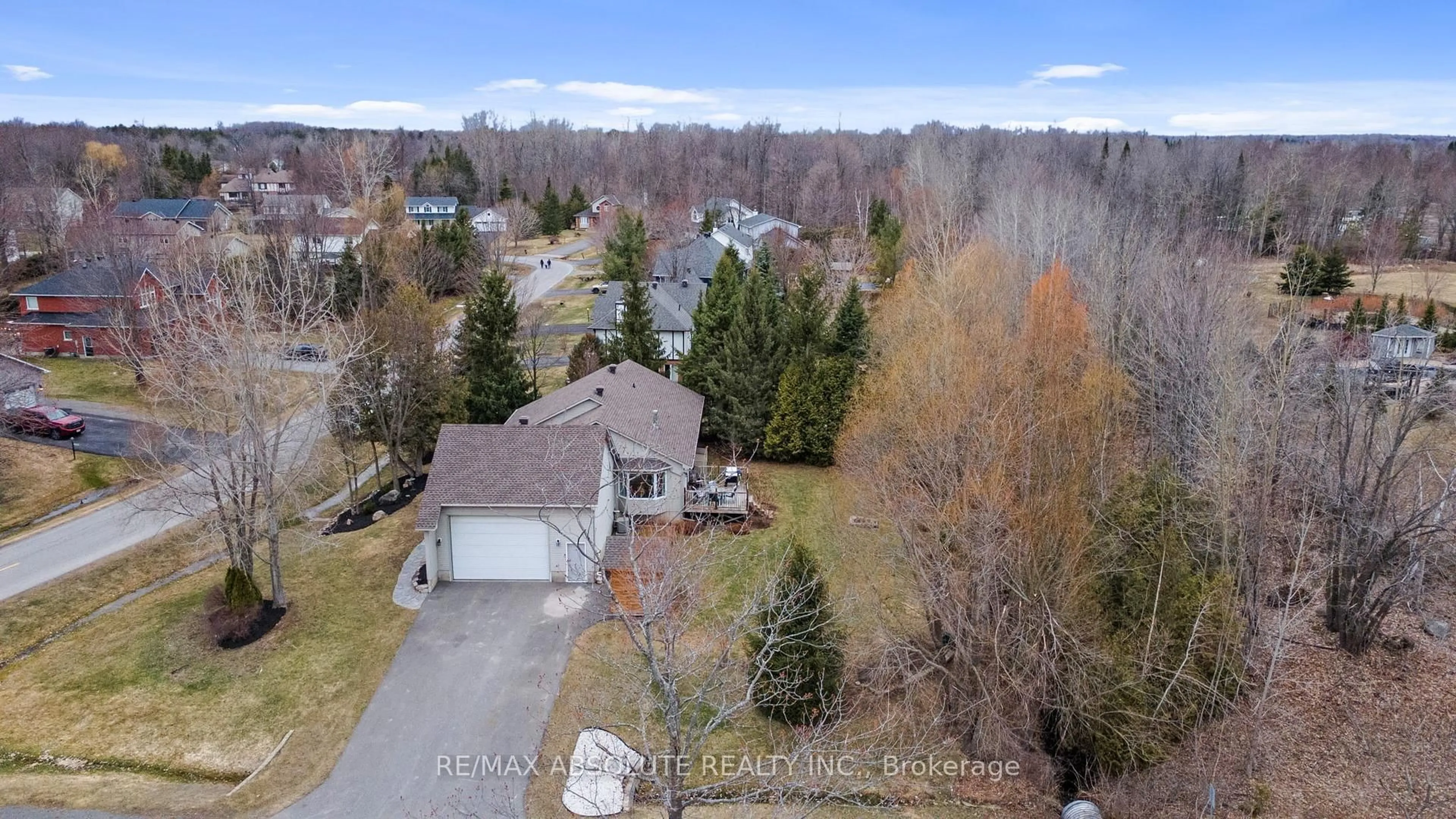 A pic from outside/outdoor area/front of a property/back of a property/a pic from drone, unknown for 1601 Shauna Cres, Ottawa Ontario K4P 1M8