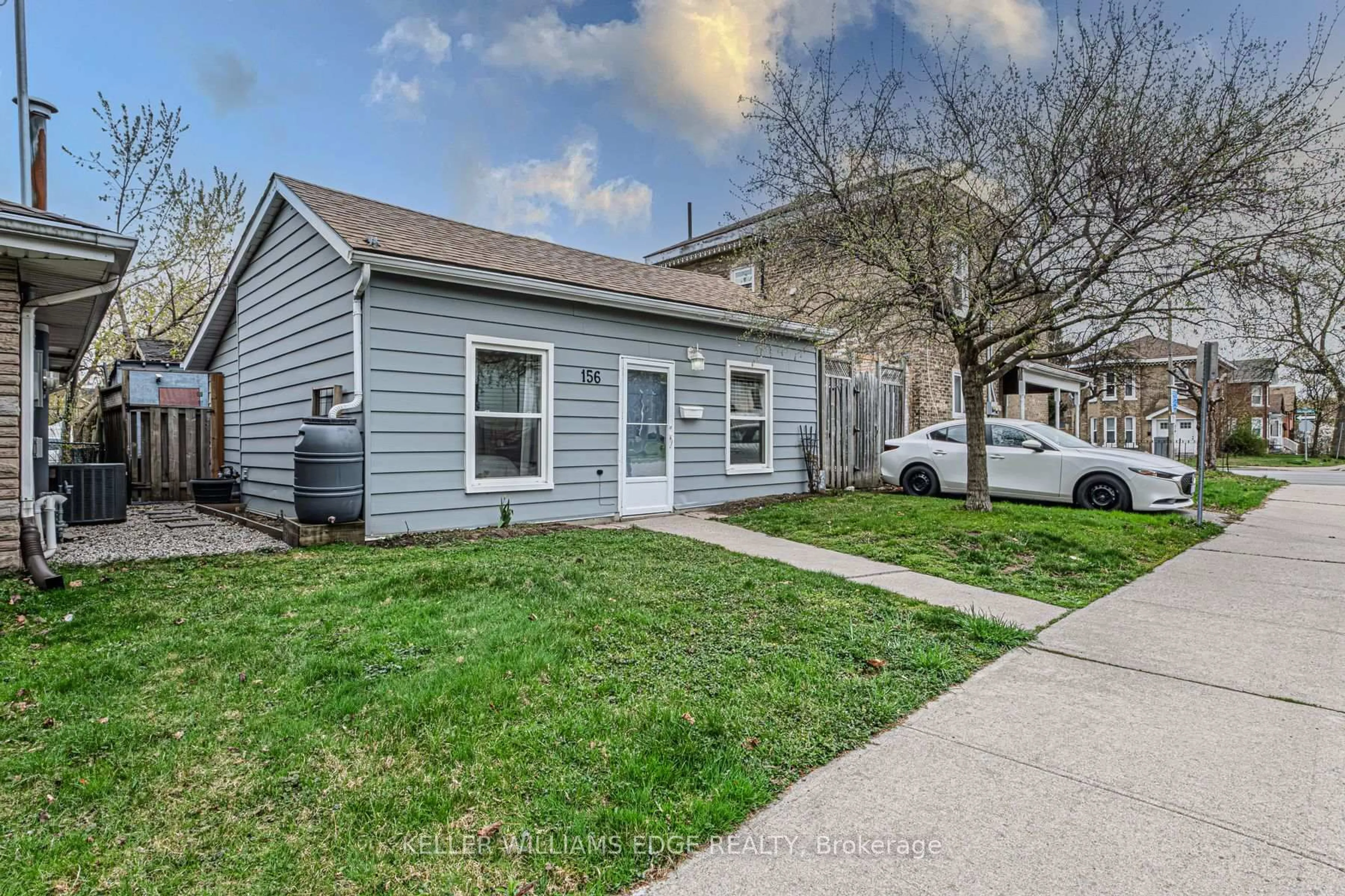 A pic from outside/outdoor area/front of a property/back of a property/a pic from drone, street for 156 Brock St, Brantford Ontario N3S 5W1