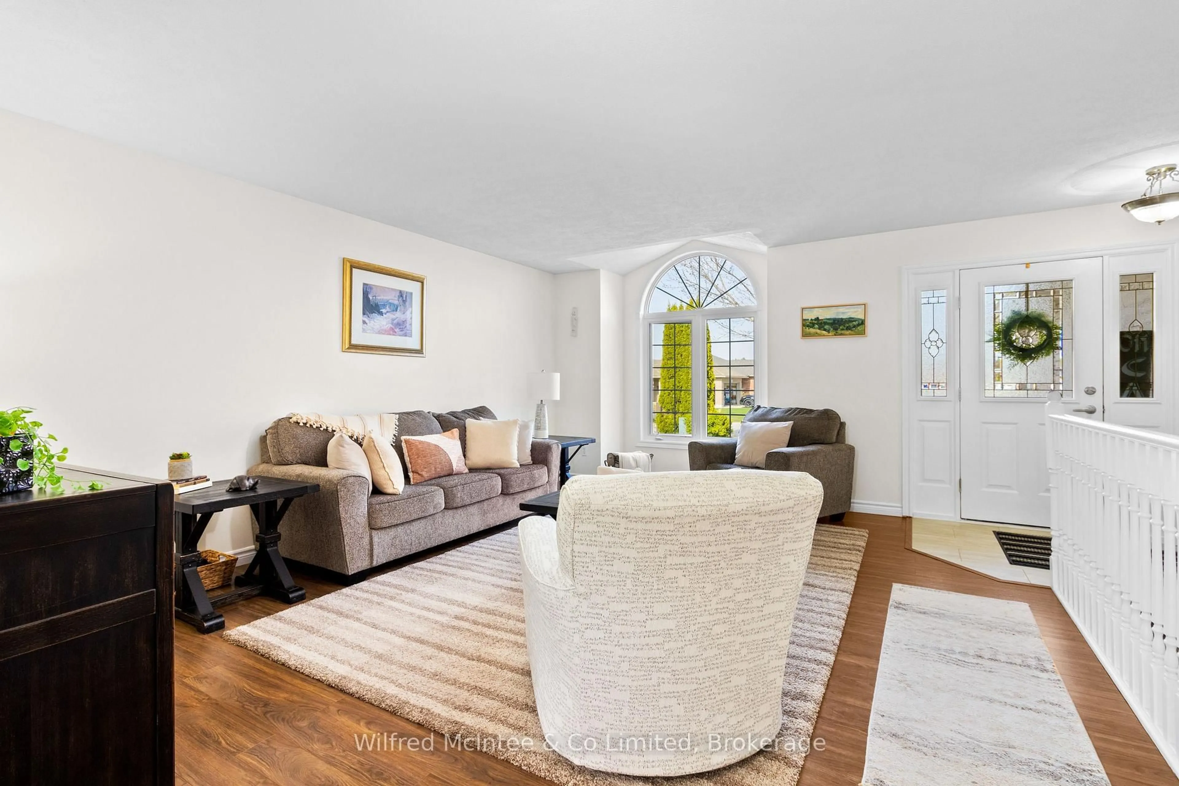 Living room with furniture, unknown for 688 22nd Ave, Hanover Ontario N4N 3W8