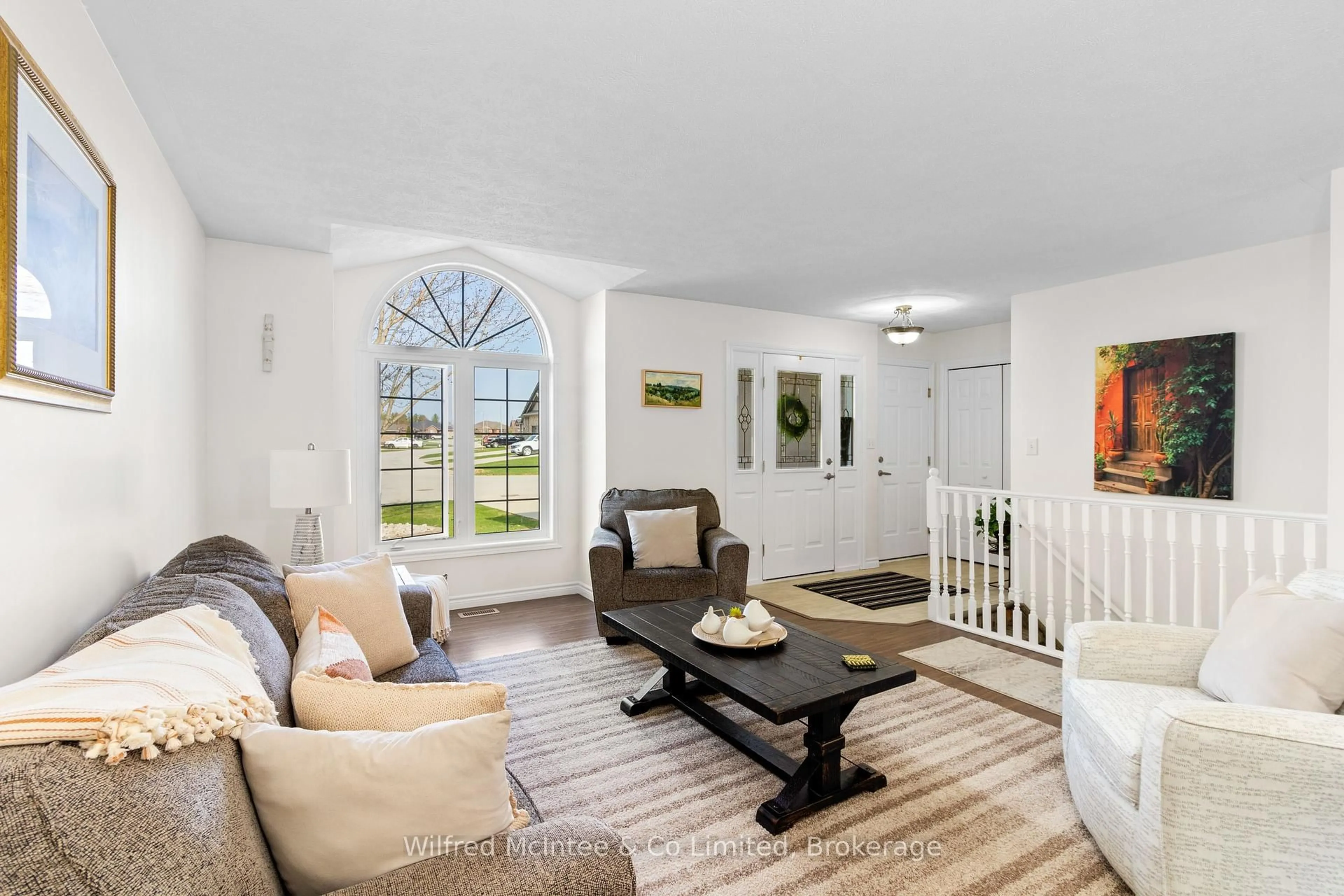 Living room with furniture, ceramic/tile floor for 688 22nd Ave, Hanover Ontario N4N 3W8