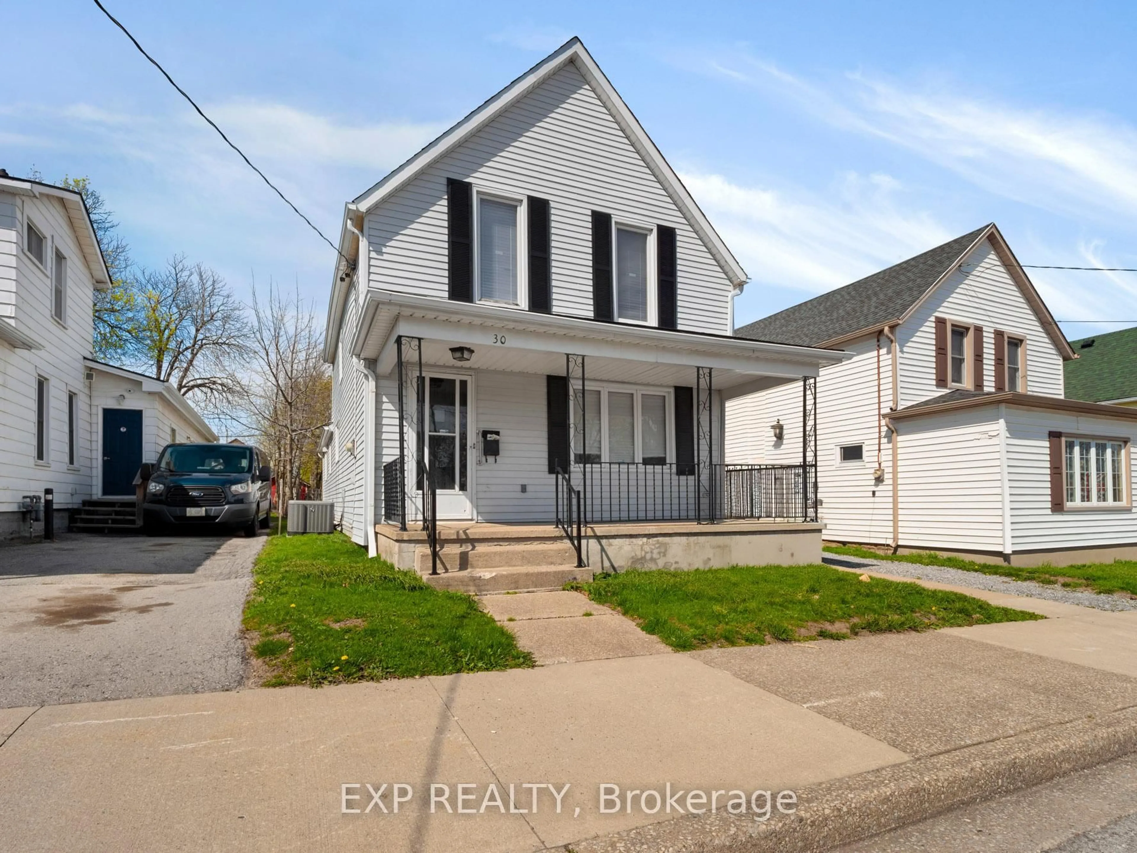 Home with vinyl exterior material, street for 30 Dufferin St, Fort Erie Ontario L2A 2T5