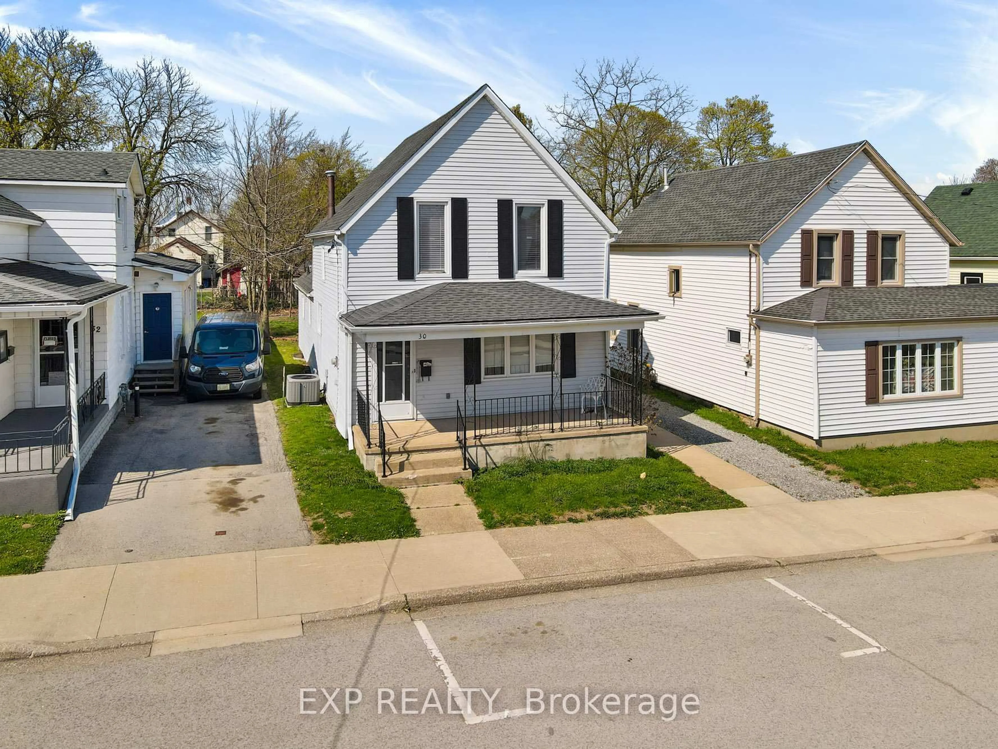 A pic from outside/outdoor area/front of a property/back of a property/a pic from drone, street for 30 Dufferin St, Fort Erie Ontario L2A 2T5