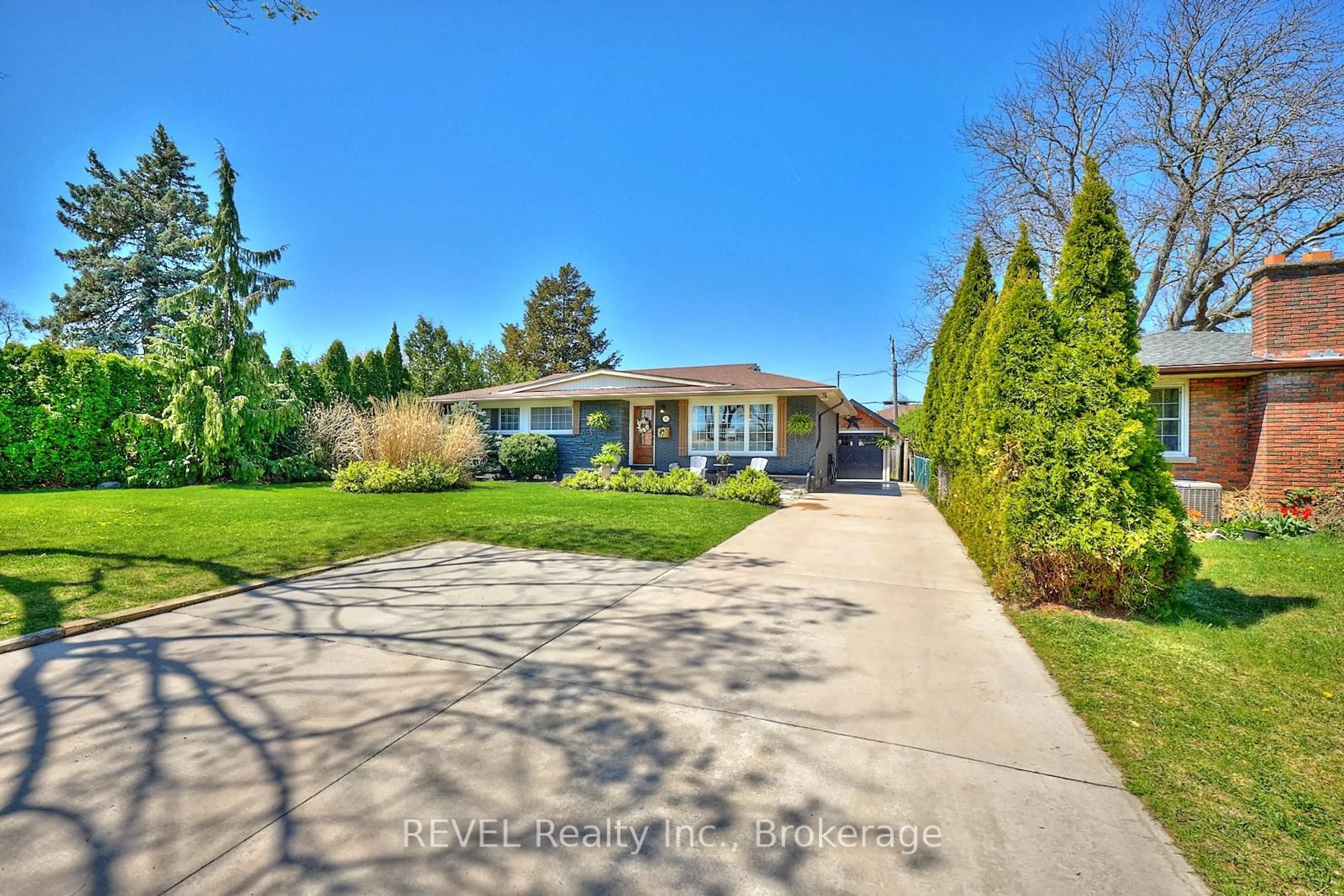 A pic from outside/outdoor area/front of a property/back of a property/a pic from drone, street for 14 Wakil Dr, St. Catharines Ontario L2T 3H8