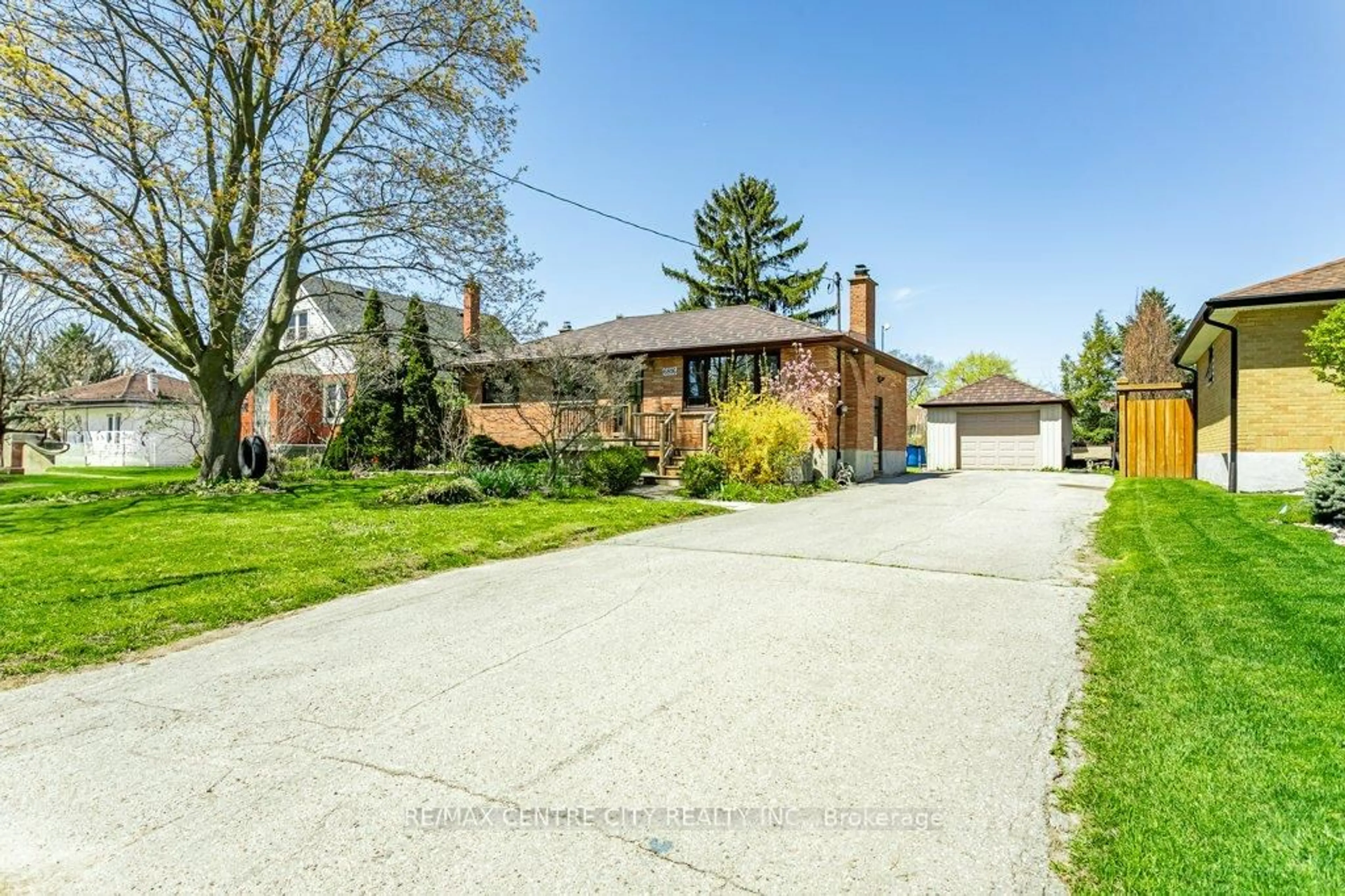 A pic from outside/outdoor area/front of a property/back of a property/a pic from drone, street for 6816 Beattie St, London South Ontario N6P 1A3