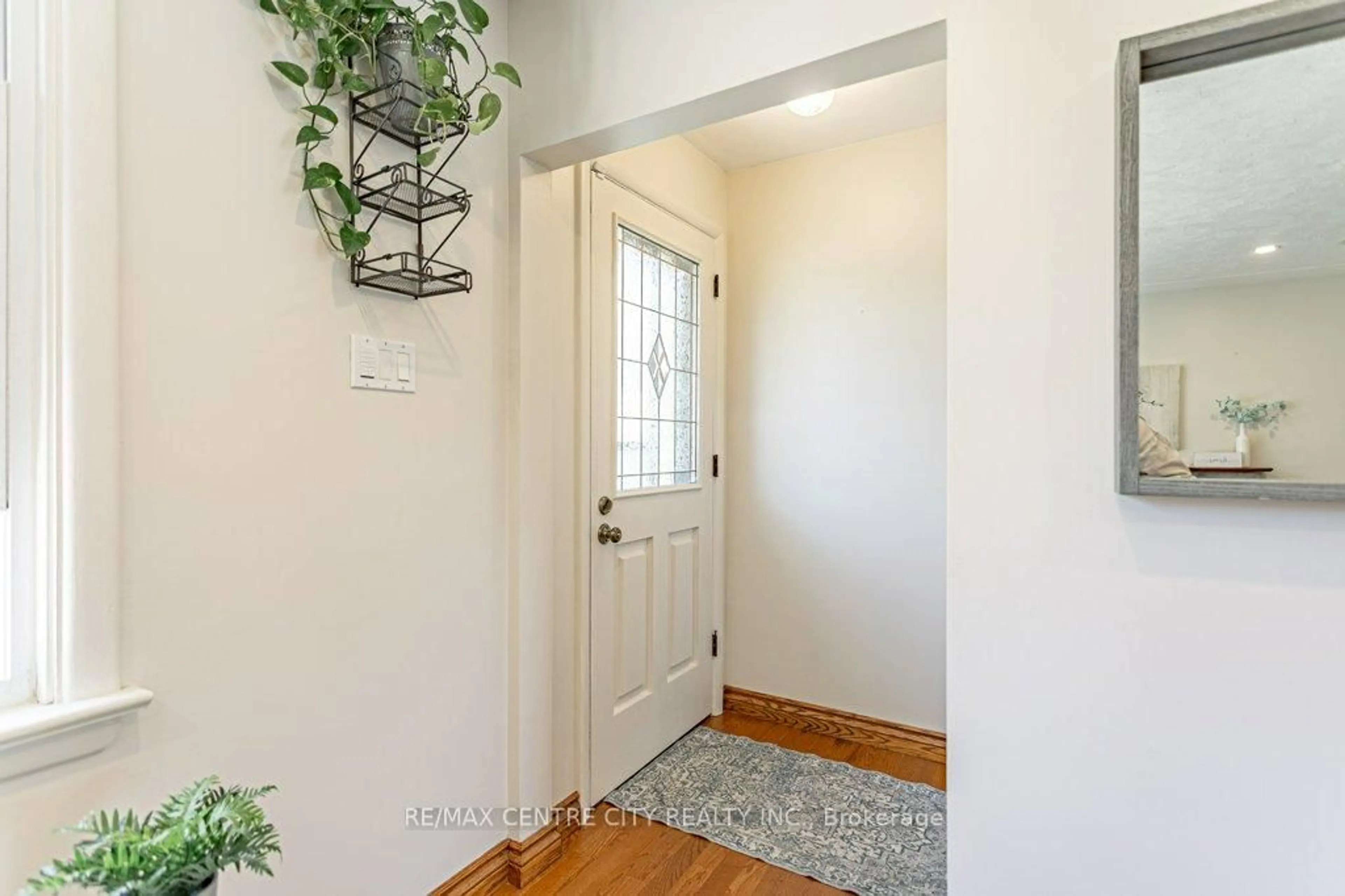 Indoor entryway for 6816 Beattie St, London South Ontario N6P 1A3
