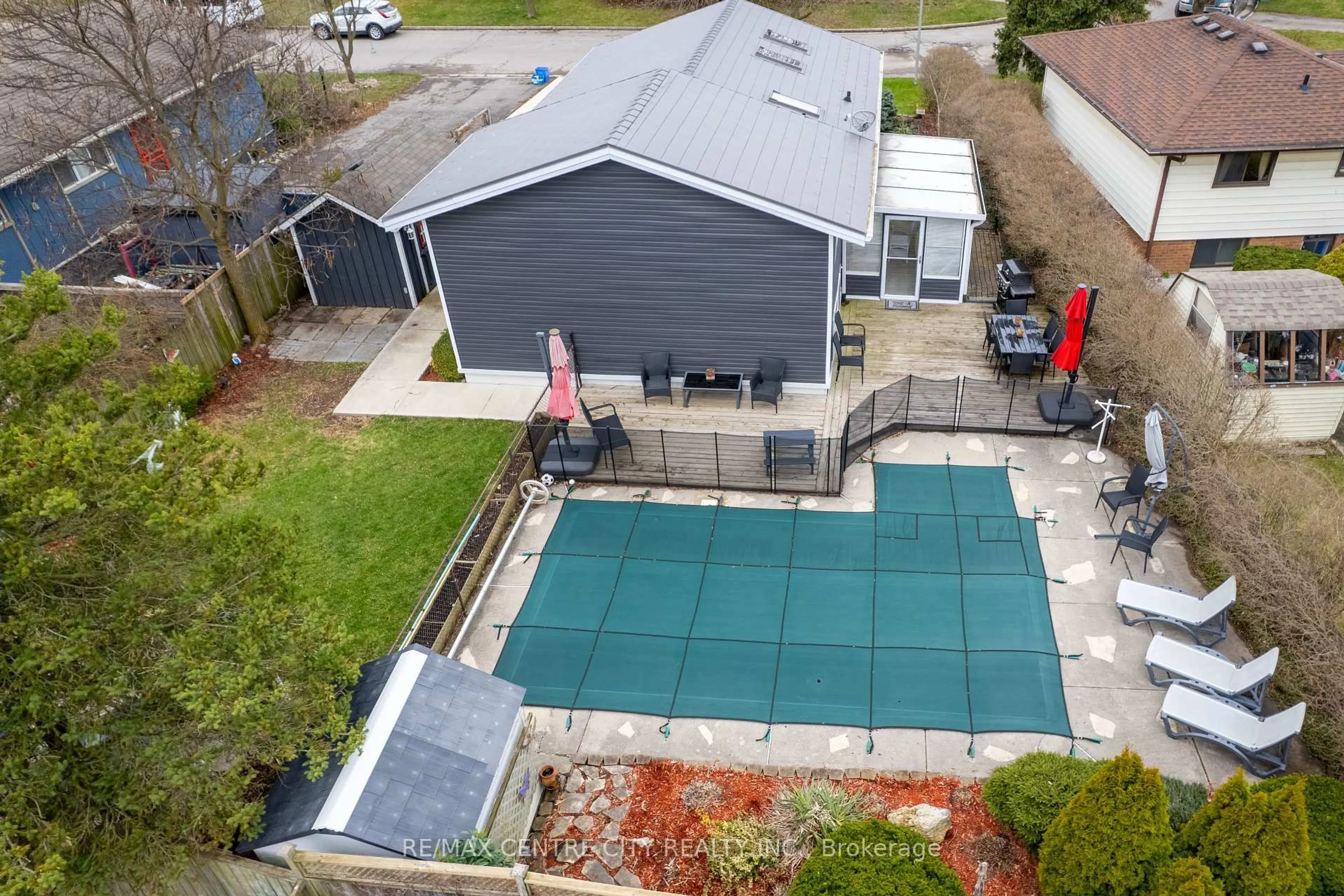 A pic from outside/outdoor area/front of a property/back of a property/a pic from drone, street for 91 Metcalfe Cres, London South Ontario N6E 1H8