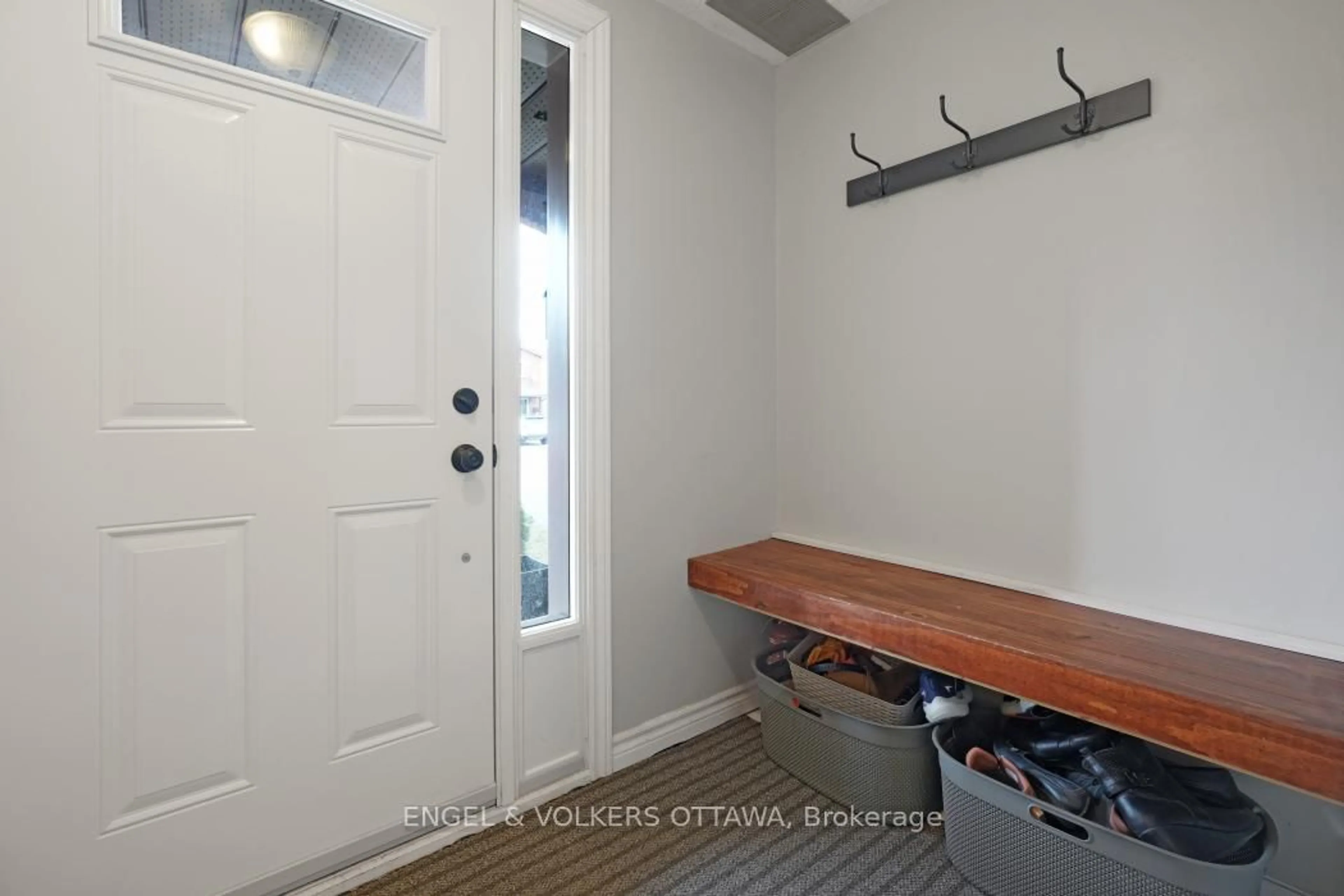 Indoor entryway for 403 Pickford Dr, Kanata Ontario K2L 3P7