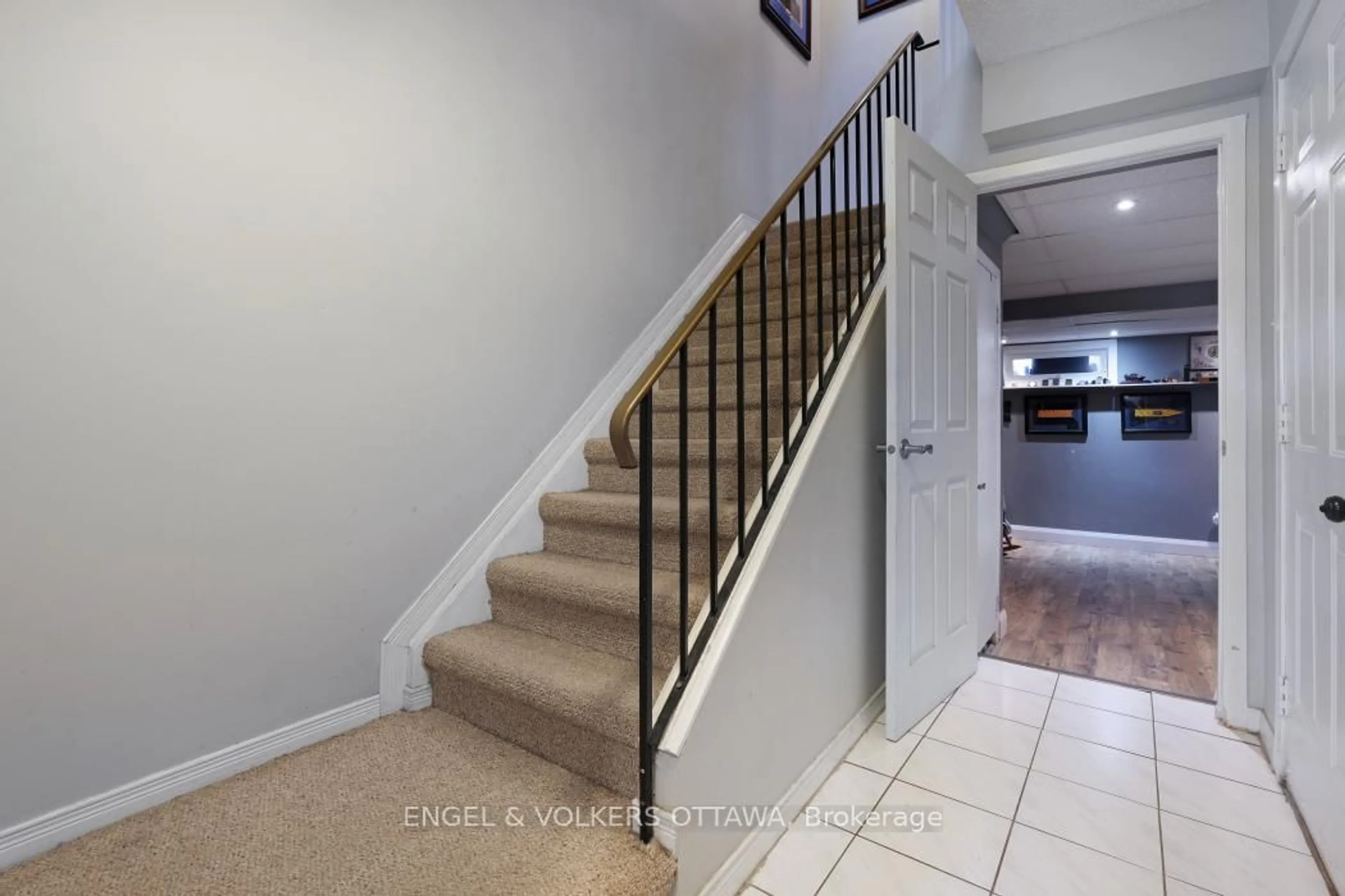 Stairs for 403 Pickford Dr, Kanata Ontario K2L 3P7