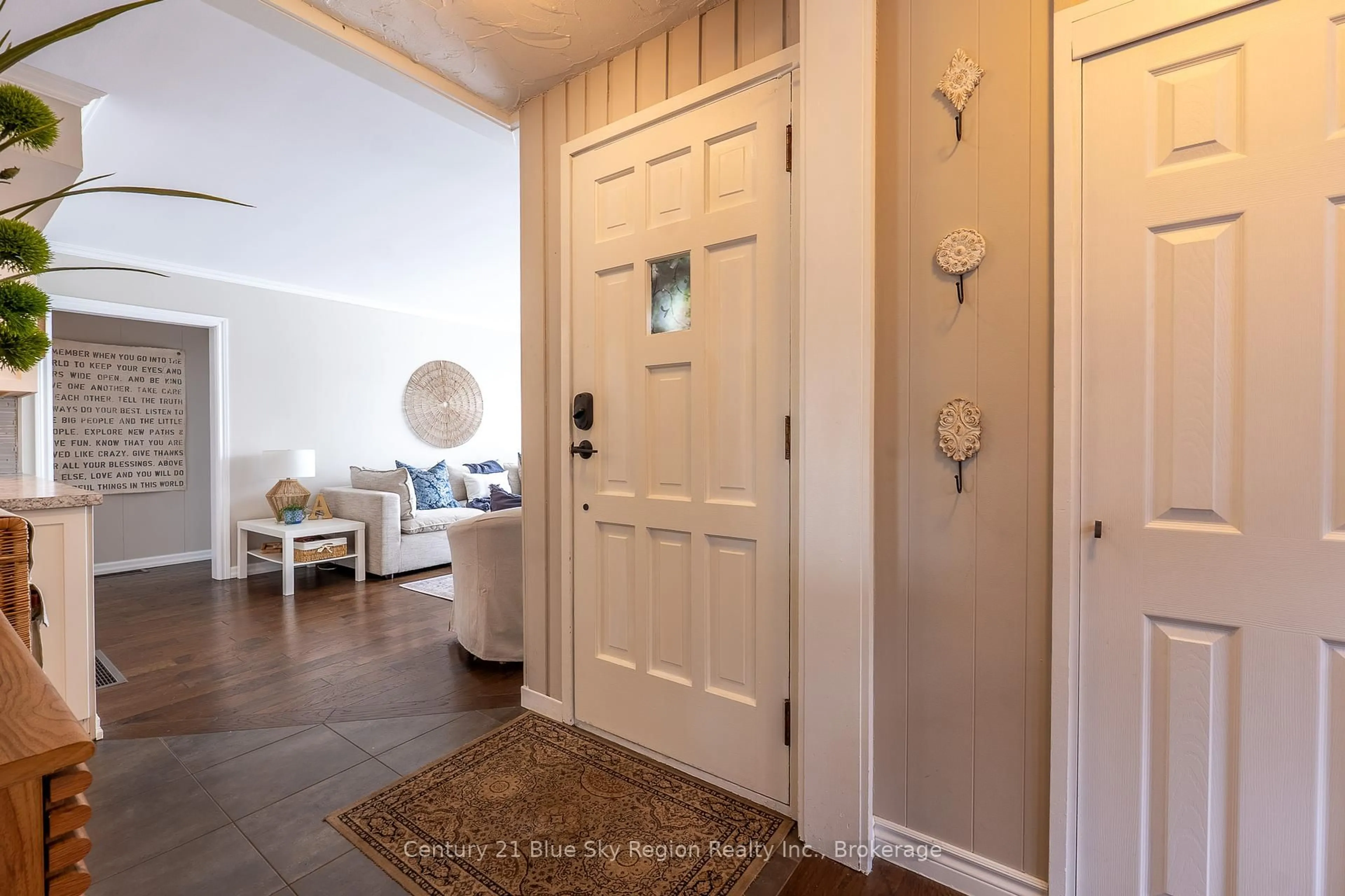 Indoor entryway for 396 Princess St, North Bay Ontario P1B 6C6
