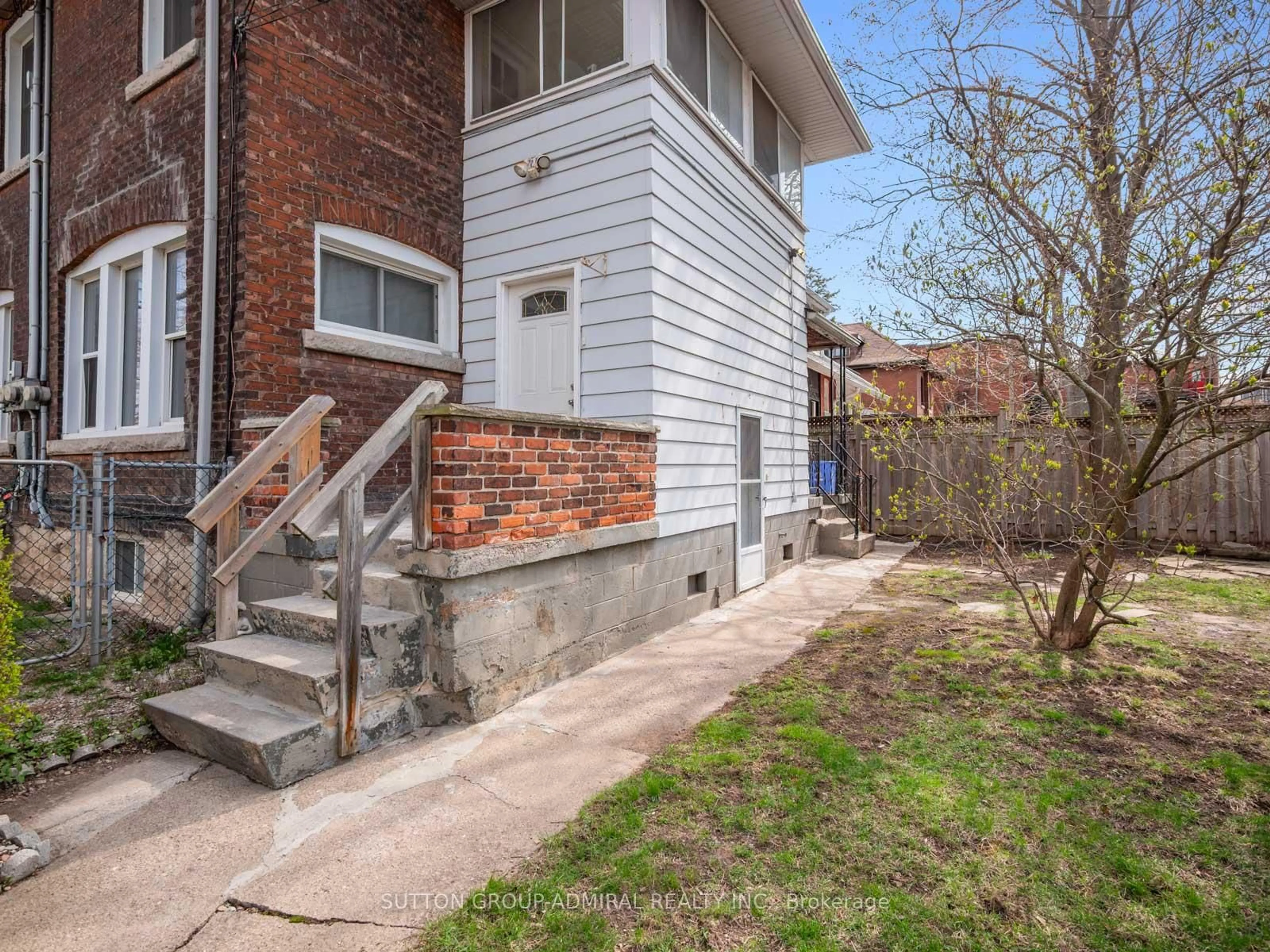 Home with brick exterior material, street for 495 Aberdeen Ave, Hamilton Ontario L8P 2S5