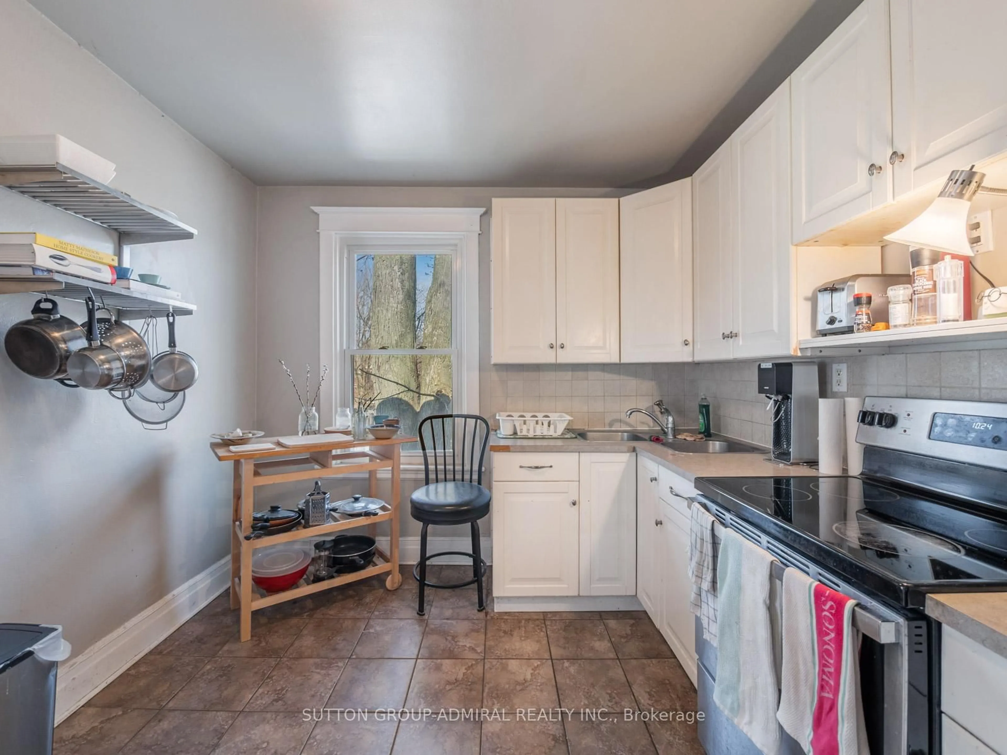 Standard kitchen, ceramic/tile floor for 495 Aberdeen Ave, Hamilton Ontario L8P 2S5