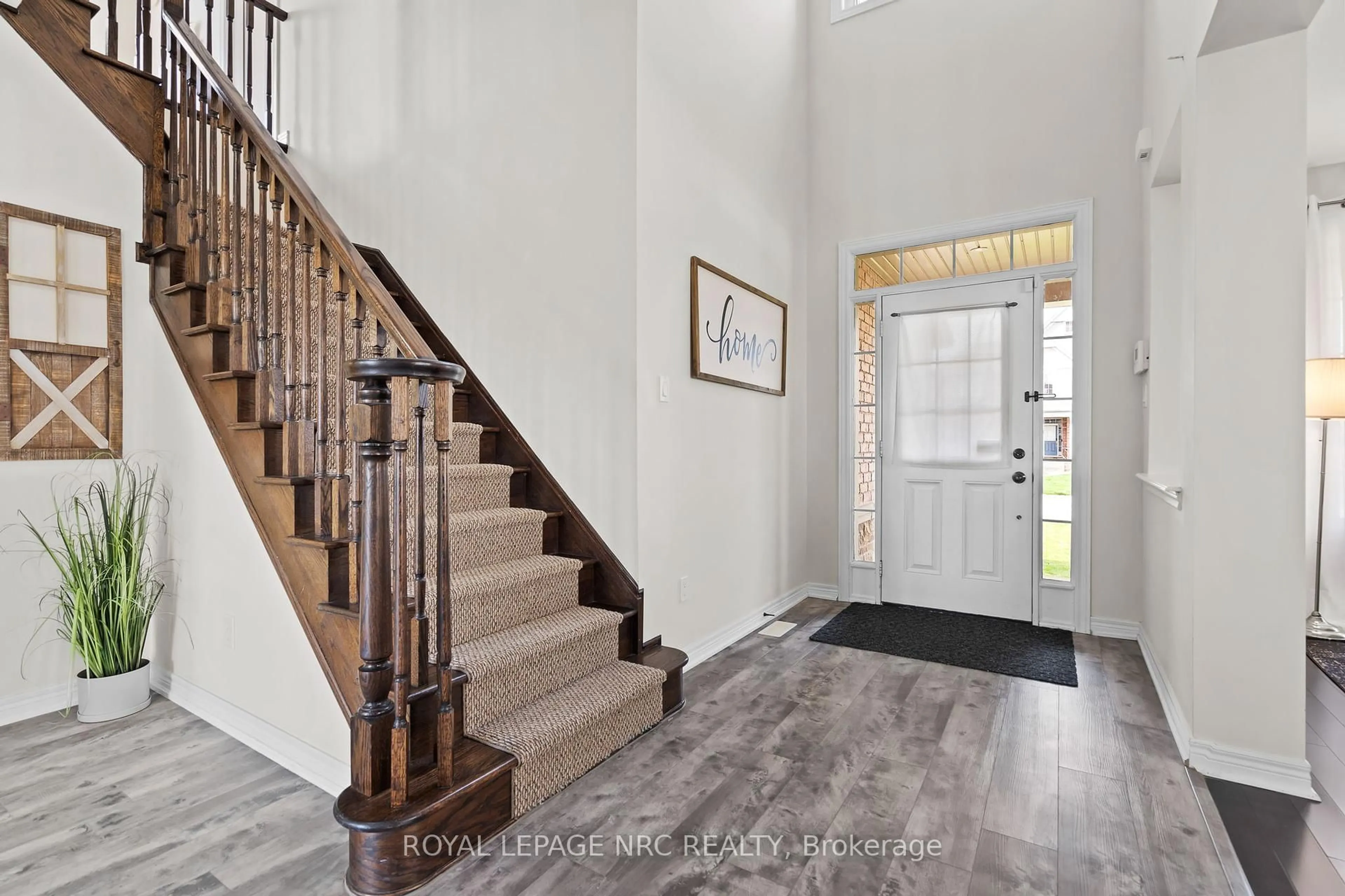 Indoor entryway for 8720 Milomir St, Niagara Falls Ontario L2H 0A7