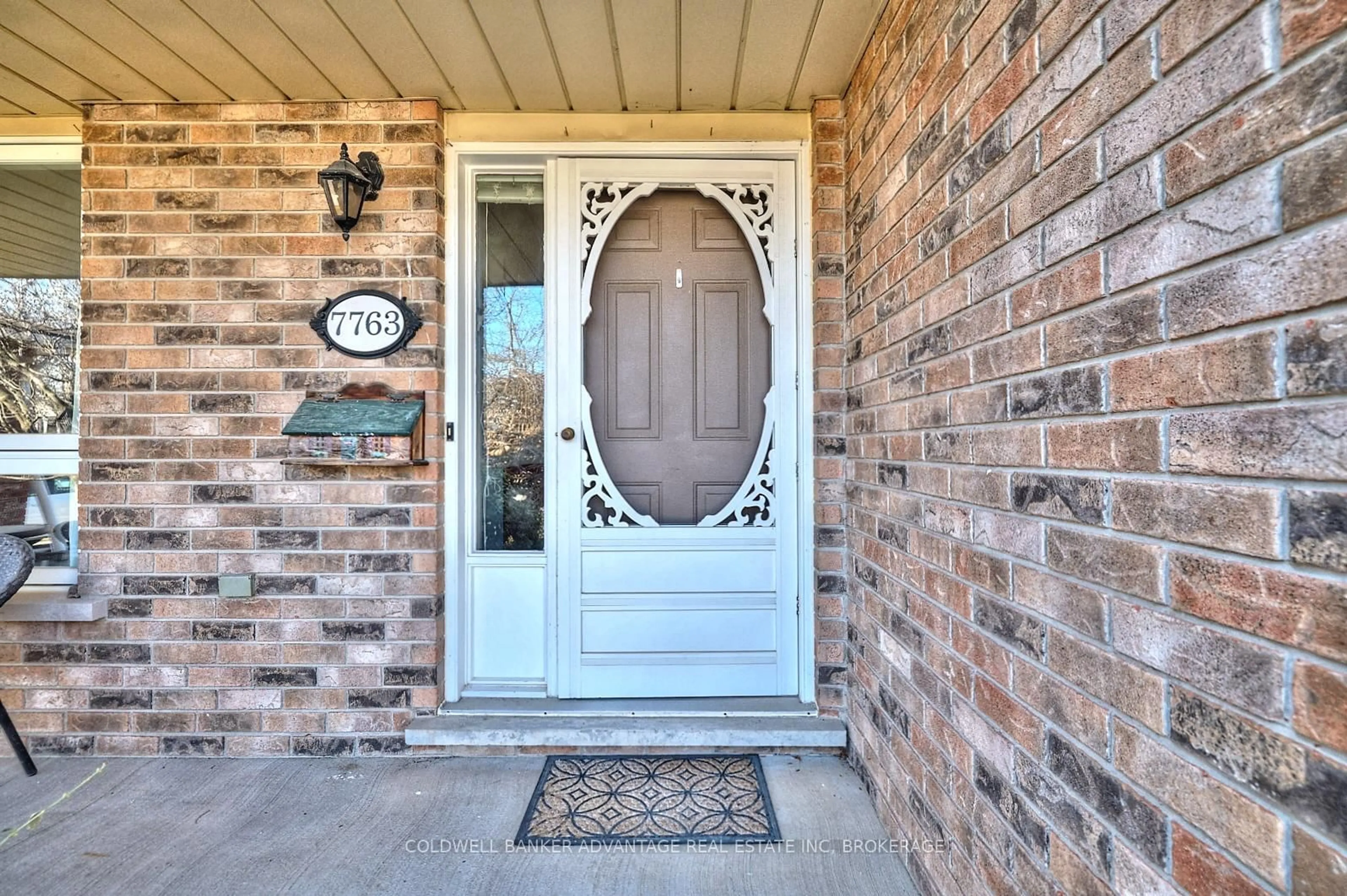 Indoor entryway for 7763 Parkview Cres, Niagara Falls Ontario L2H 2Z5