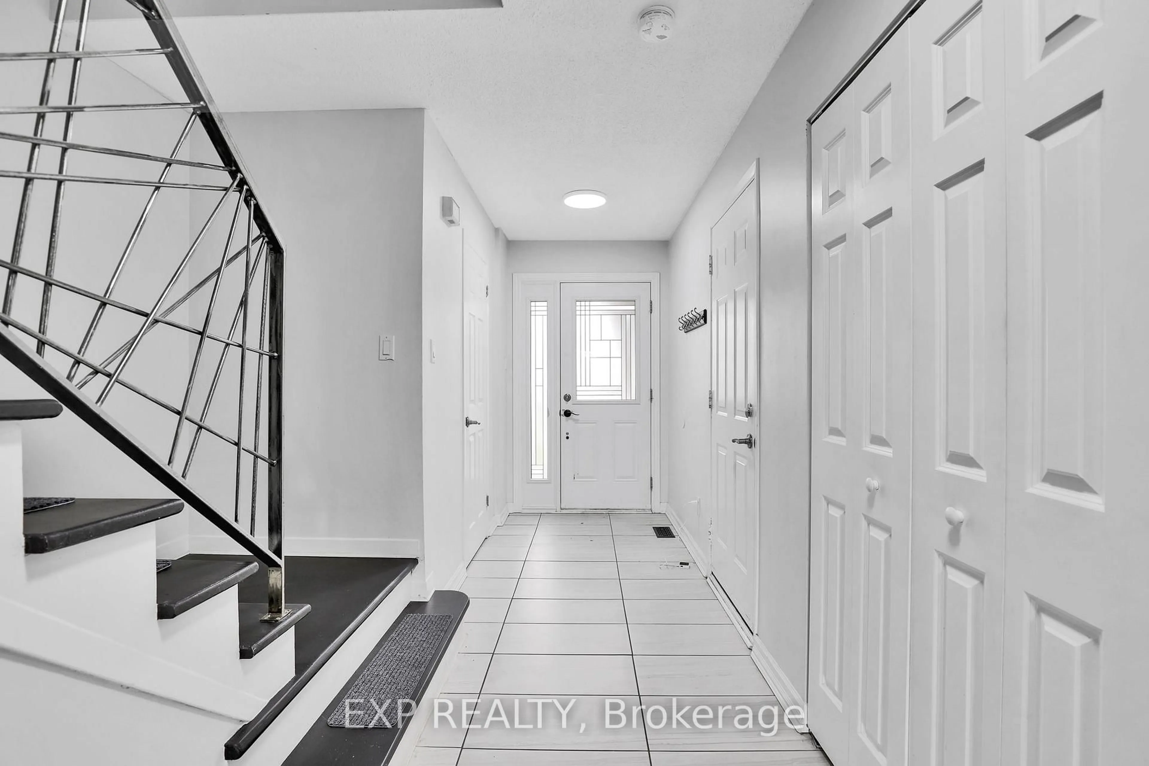 Indoor entryway for 95 Cedarock Dr, Ottawa Ontario K2M 2H5