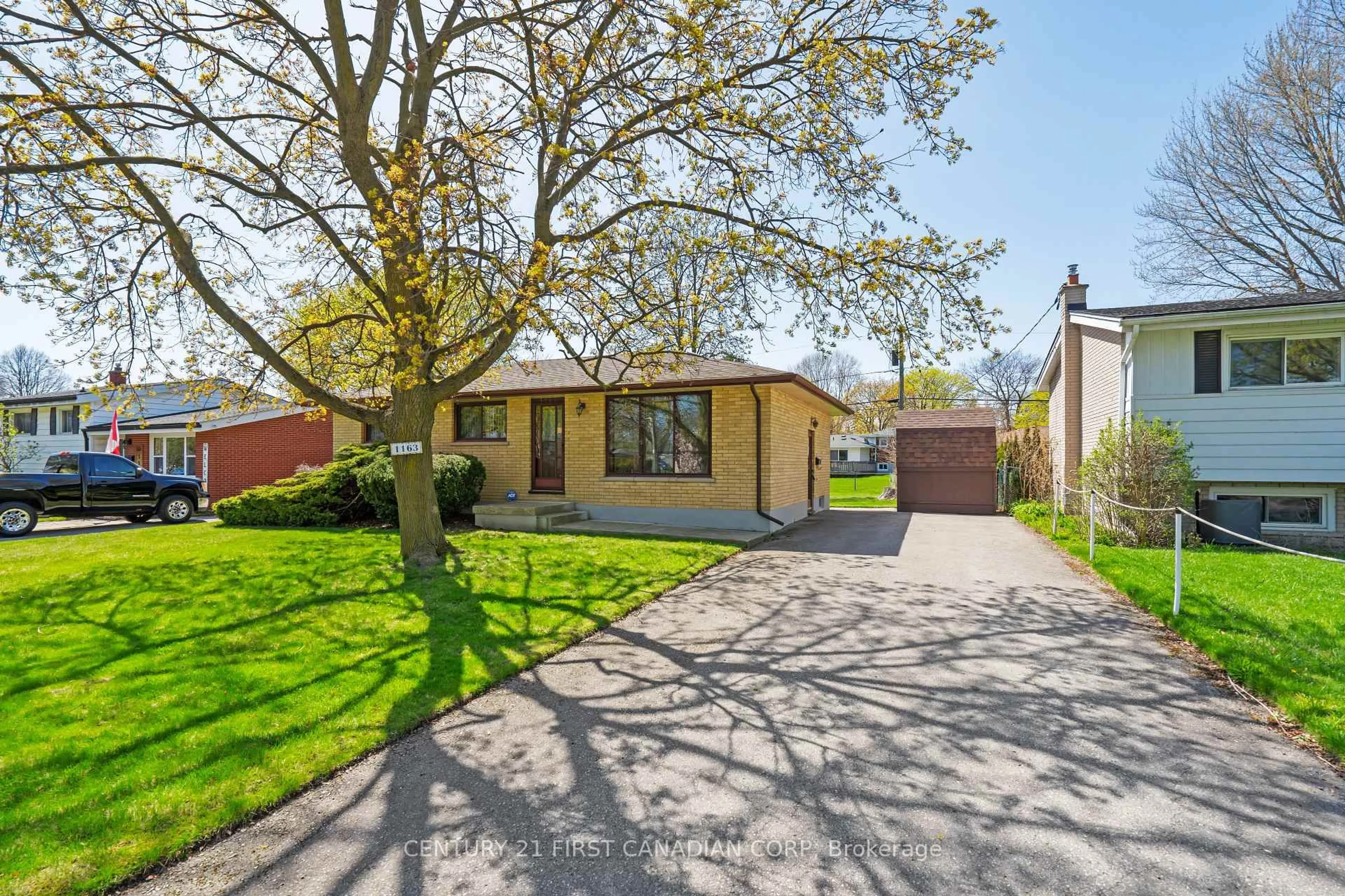 A pic from outside/outdoor area/front of a property/back of a property/a pic from drone, street for 1163 Sorrel Rd, London East Ontario N5V 2N2