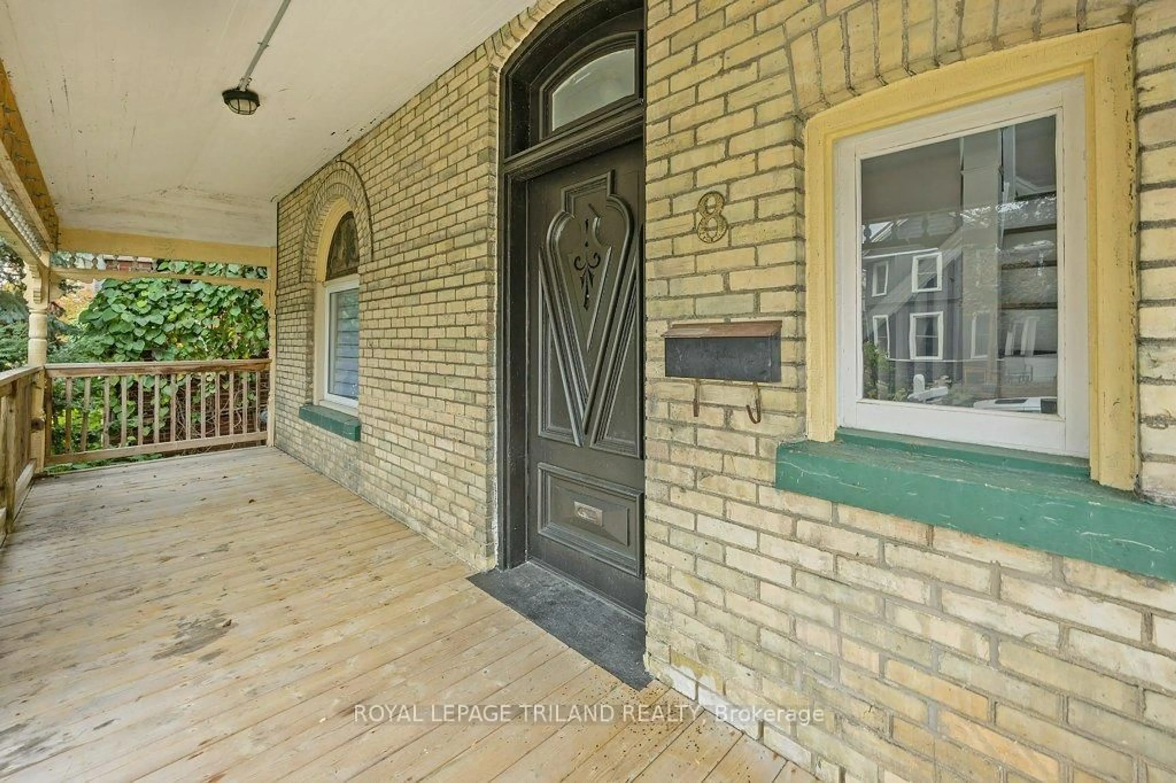Indoor entryway for 8 Elizabeth St, St. Thomas Ontario N5R 2W9
