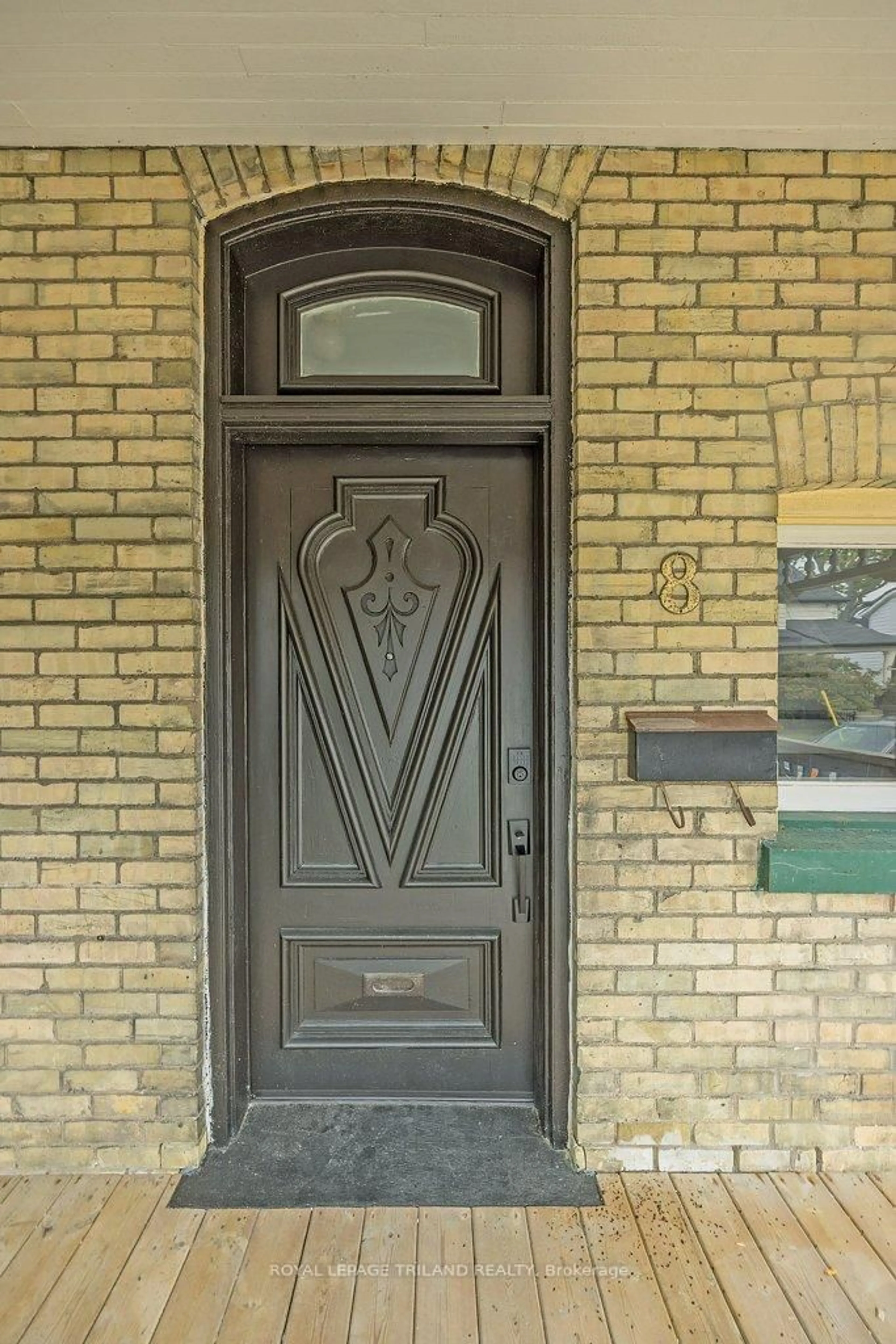 Indoor entryway for 8 Elizabeth St, St. Thomas Ontario N5R 2W9