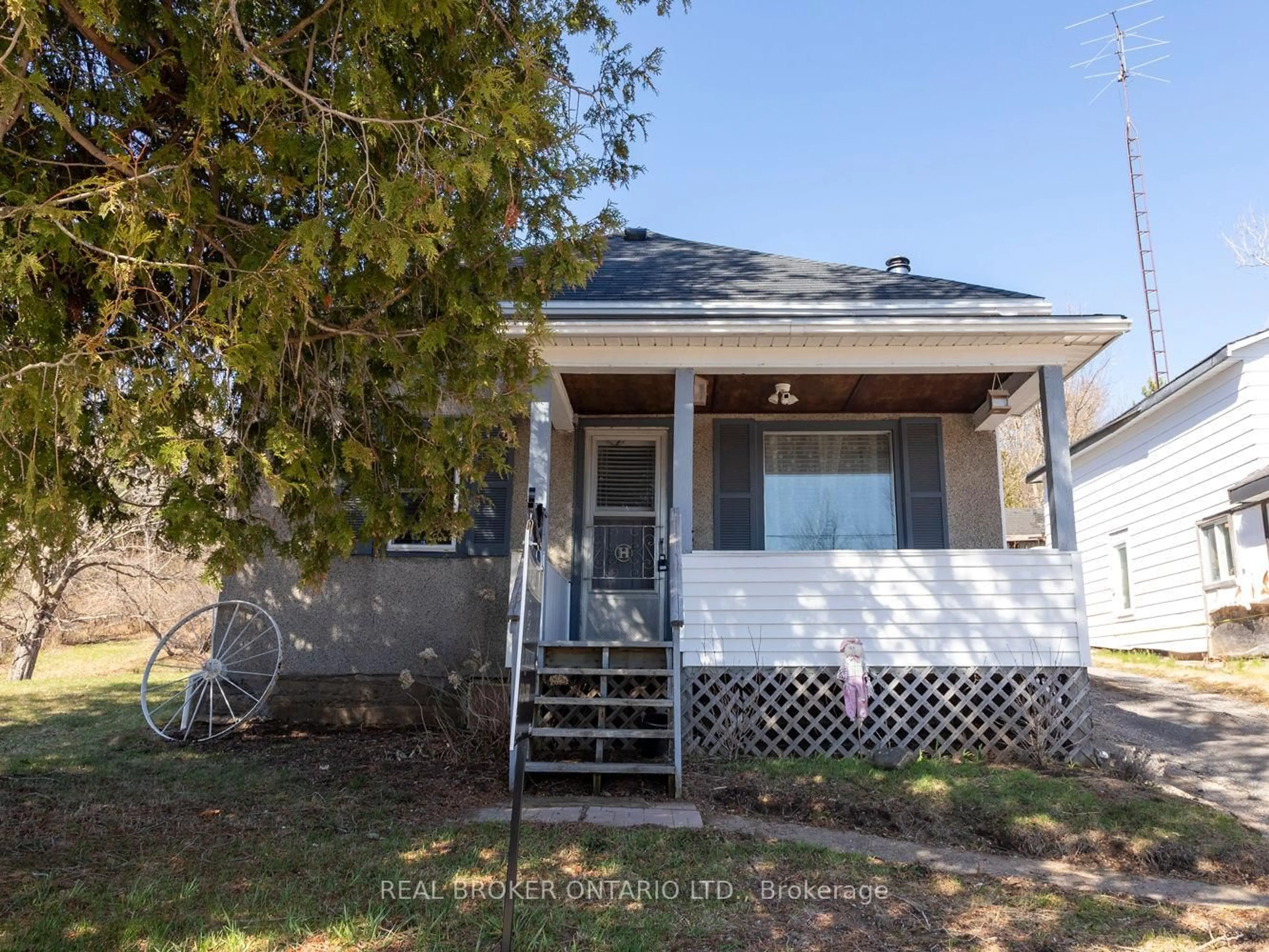 Home with vinyl exterior material, street for 79 & 85 BRIDGE St, Denbigh Ontario K0H 1L0