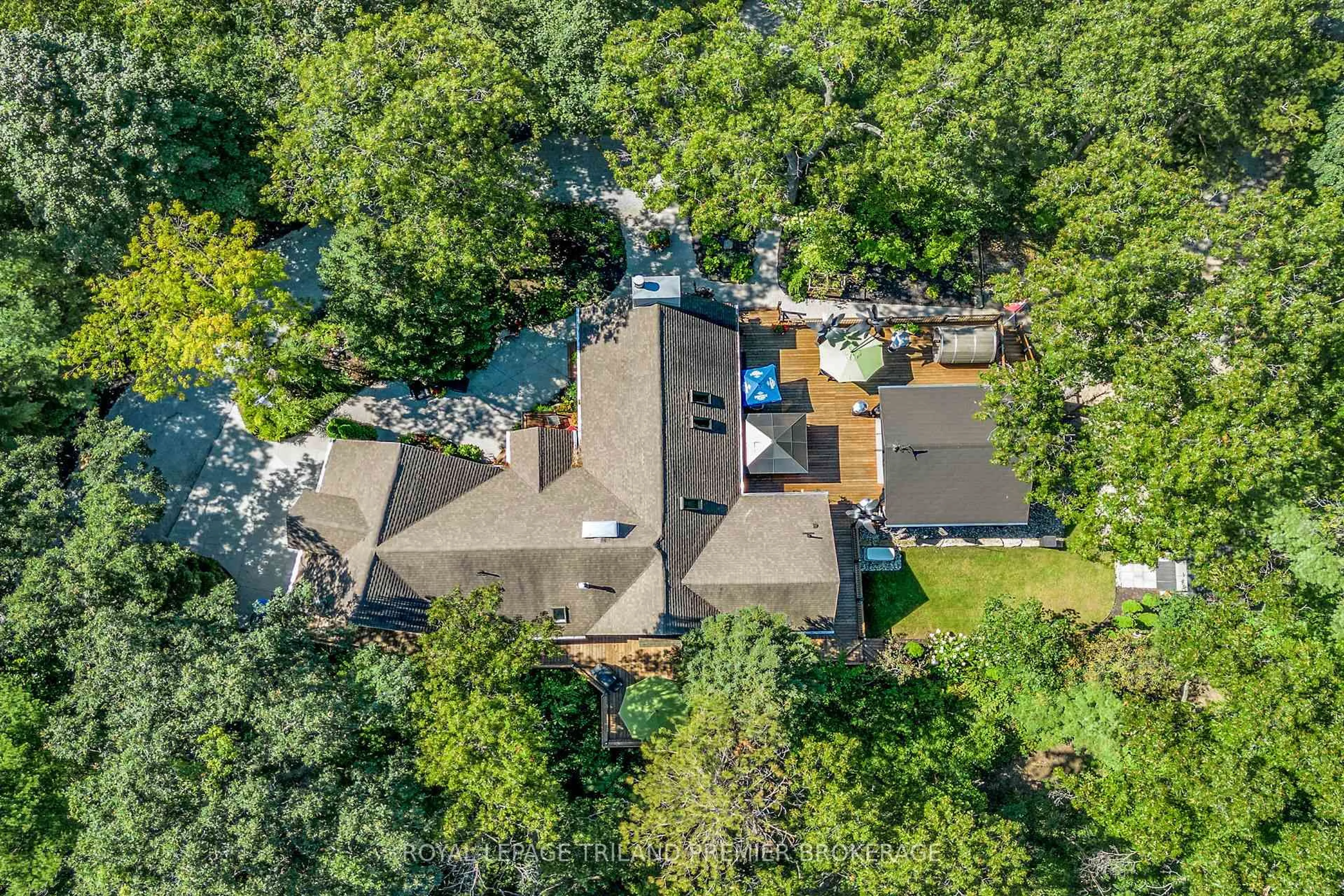 A pic from outside/outdoor area/front of a property/back of a property/a pic from drone, unknown for 9941 Nipigon St, Lambton Shores Ontario N0M 2L0
