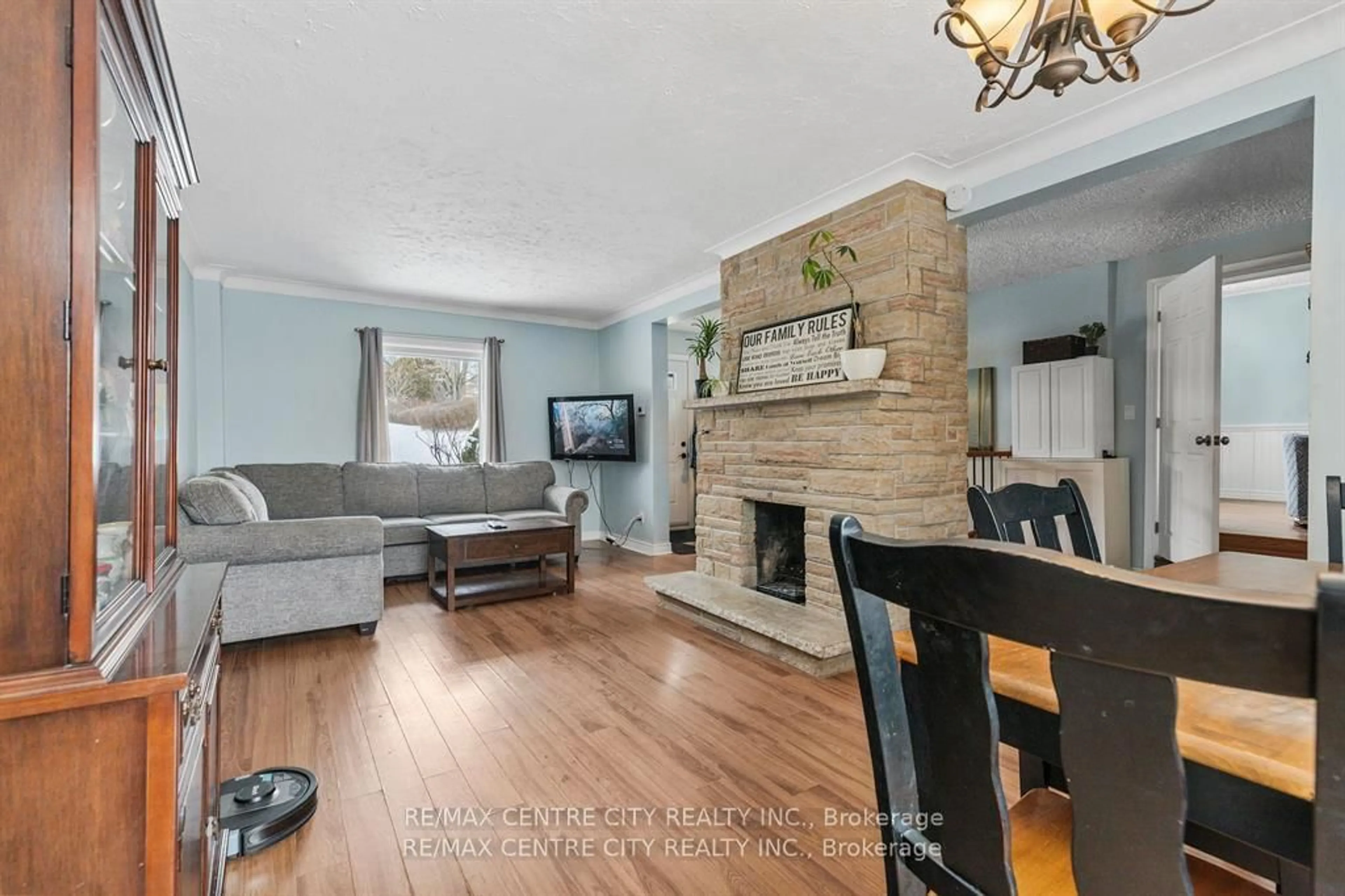 Living room with furniture, unknown for 8 Woodland Rd, Central Elgin Ontario N5P 1P2